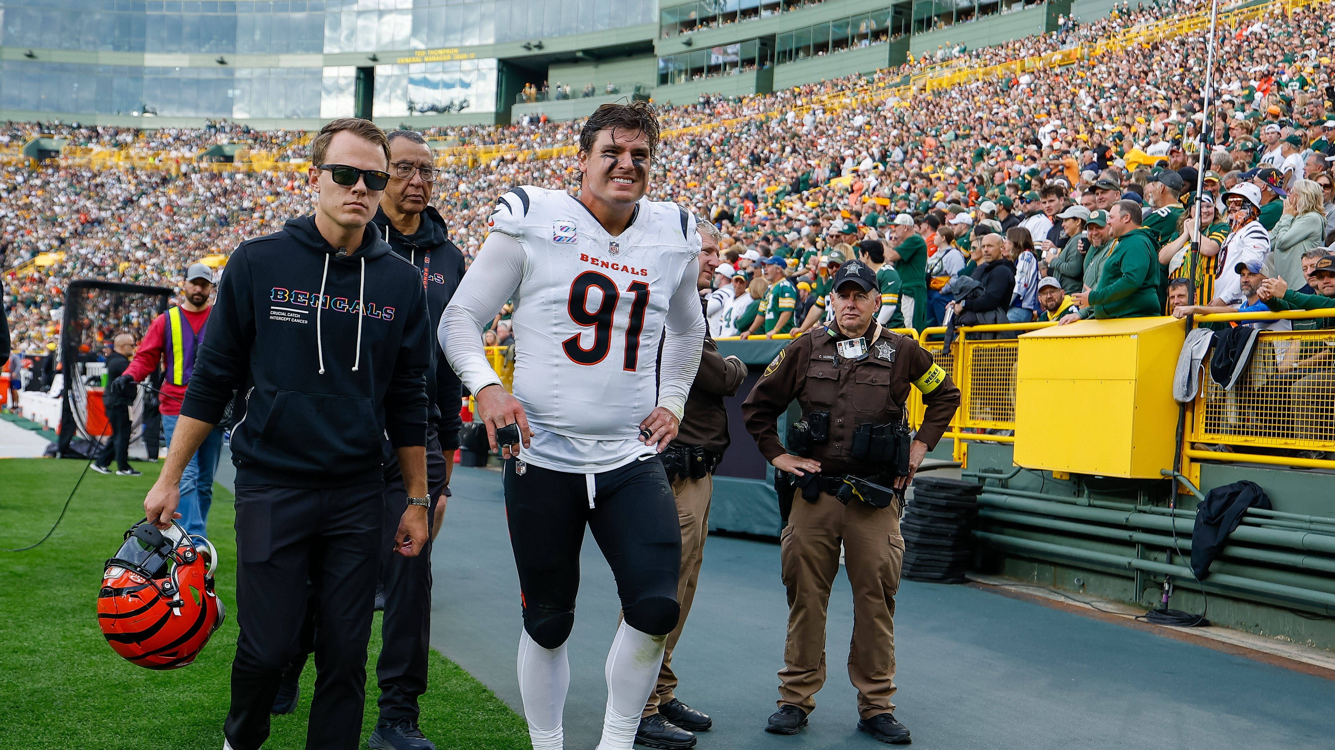 <strong>Trey Hendrickson (Cincinnati Bengals)</strong><br>Der Defensive End hat sich zum Ende der ersten Halbzeit gegen die New York Jets erneut an der rechten Hüfte verletzt. Bereits zuvor hatte die Hüfte dem Pass Rusher Problemen bereitet. Am 9. Spieltag wird er auf dem Injury Report als "Zweifelhaft" (Doubtful) geführt. Bei den ersten Einheiten trainierte er nur eingeschränkt am Freitag stand er gar nicht mit seinen Kollegen auf dem Feld.