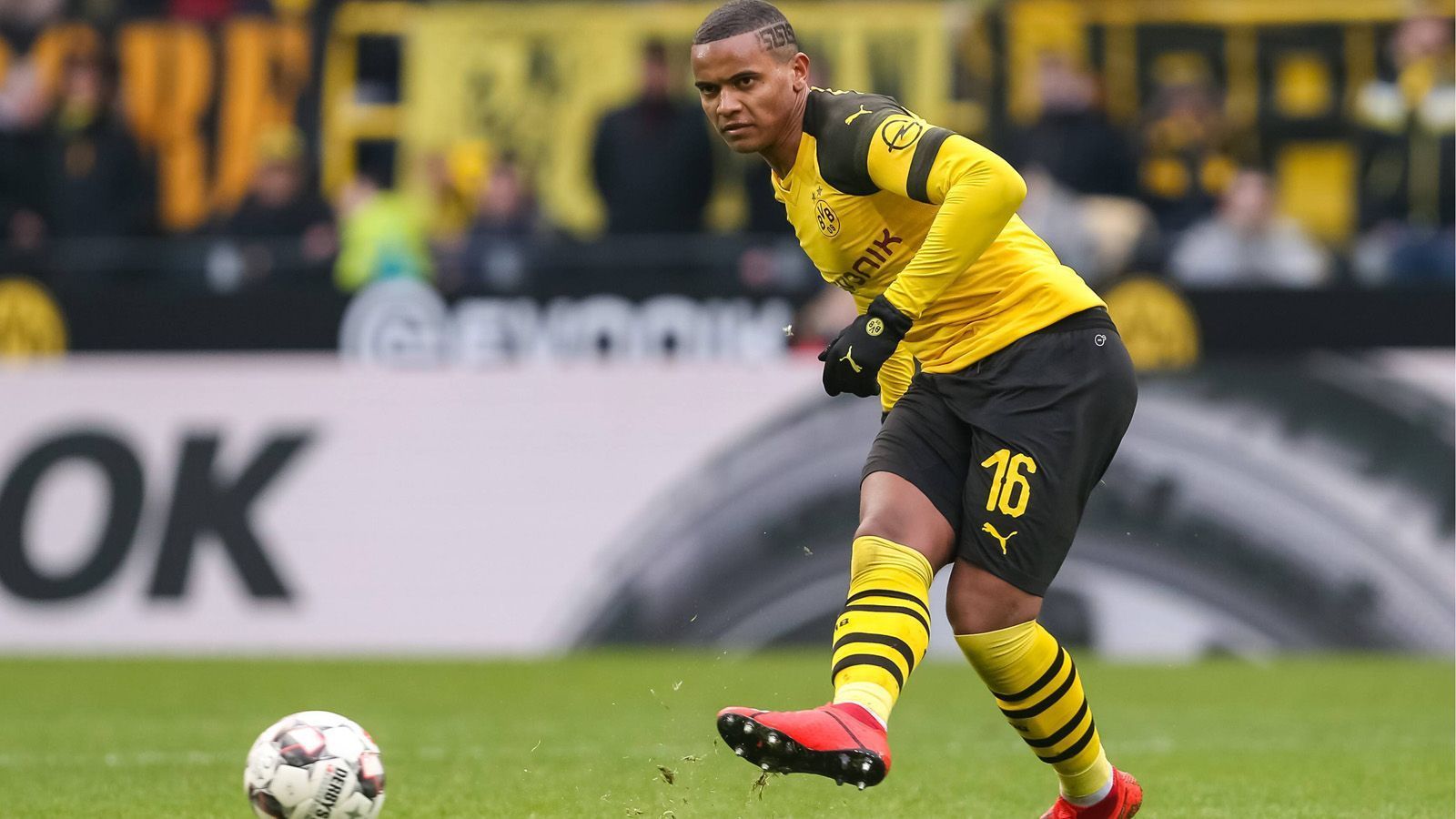 
                <strong>Manuel Akanji (23) </strong><br>
                Seit seinem 21-Millionen-Wechsel aus Basel vor einem Jahr, hat sich der Schweizer Nationalspieler zum absoluten Abwehrchef in der Dortmunder Hintermannschaft entwickelt. Der 23-Jährige überzeugt durch Kopfballstärke, Übersicht und einer guten Spieleröffnung. Auch wenn der Schweizer langfristig von einer Zukunft bei seinem Herzensklub Manchester United träumt, will der BVB den Innenverteidiger mittelfristig halten und vor 2020 nicht über einen Wechsel des Abwehrchefs verhandeln.
              