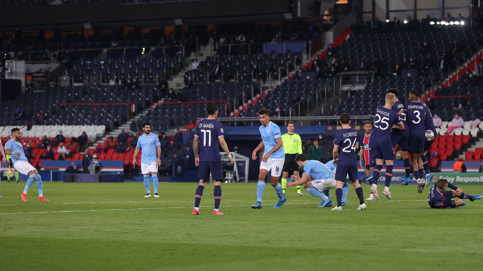 
                <strong>und beim 2:1</strong><br>
                Beim 2:1 stand Gündogan ebenfalls zum Freistoß bereit, Ryan Mahrez verwandelte aber direkt. Wieder schaute der DFB-Kicker zu.
              