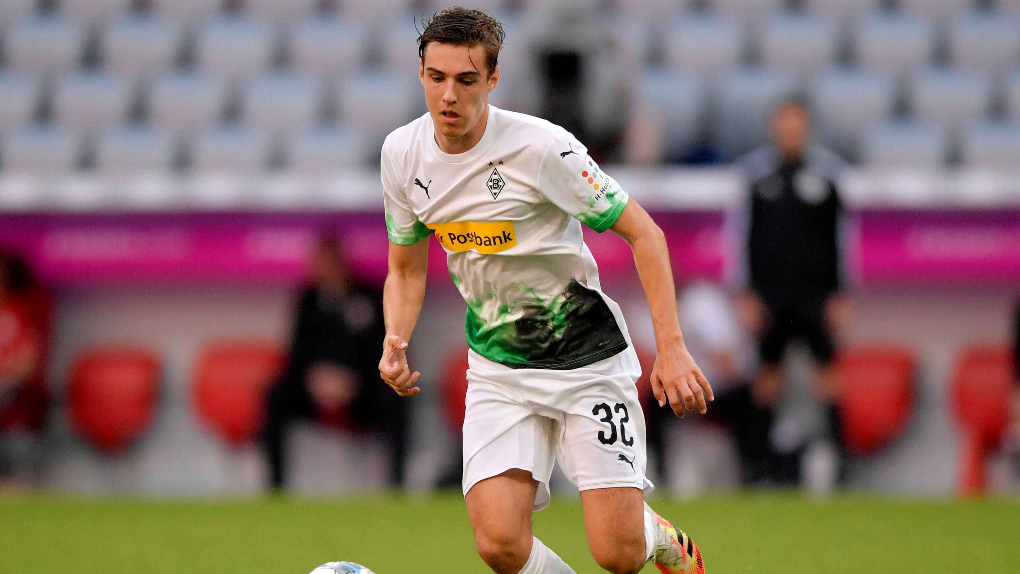 
                <strong>Mittelfeld: Florian Neuhaus (Borussia Mönchengladbach)</strong><br>
                Schon vor der Saison als großes Talent erkannt, machte Florian Neuhaus von Borussia Mönchengladbach in der Spielzeit noch einen enormen Schritt nach vorne in seiner Entwicklung. Als Prototyp des modernen Box-to-Box-Spielers übernimmt er sowohl den offensiven als auch den defensiven Part in Gladbachs Mittelfeld. Obwohl Gladbach-Trainer Marco Rose im Mittelfeld gerne mal rotierte, kam Florian Neuhaus auf 30 Einsätze und konnte dabei vier Tore und zwei Vorlagen verbuchen. Sollte Neuhaus seine Leistungen im kommenden Jahr bestätigen, wird es schwer für Gladbach den gebürtigen Bayer zu halten. 
              