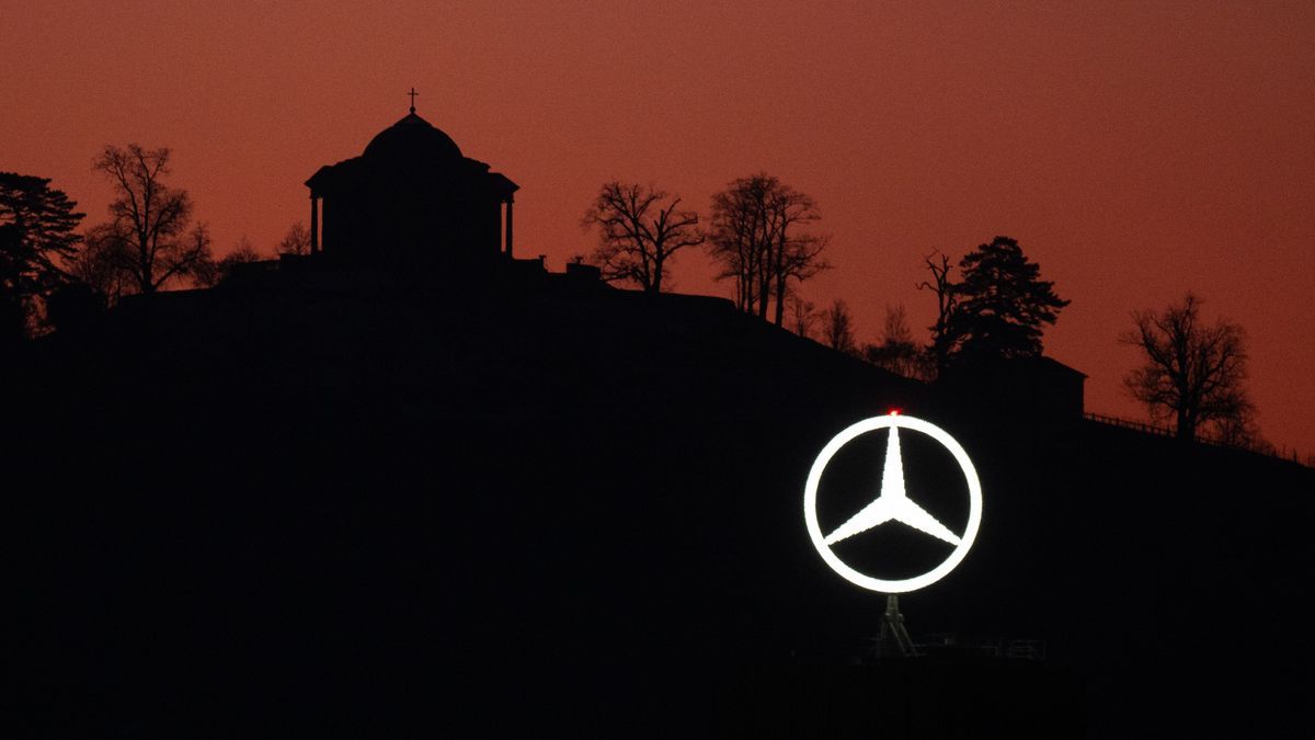 Stuttgart: Der Mercedes-Stern des Werks Untertürkheim des Automobilherstellers Mercedes-Benz ist in der Morgendämmerung vor der Grabkapelle auf dem Württemberg zu sehen. 