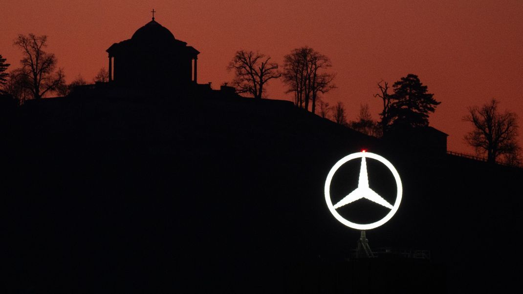 Stuttgart: Der Mercedes-Stern des Werks Untertürkheim des Automobilherstellers Mercedes-Benz ist in der Morgendämmerung vor der Grabkapelle auf dem Württemberg zu sehen.