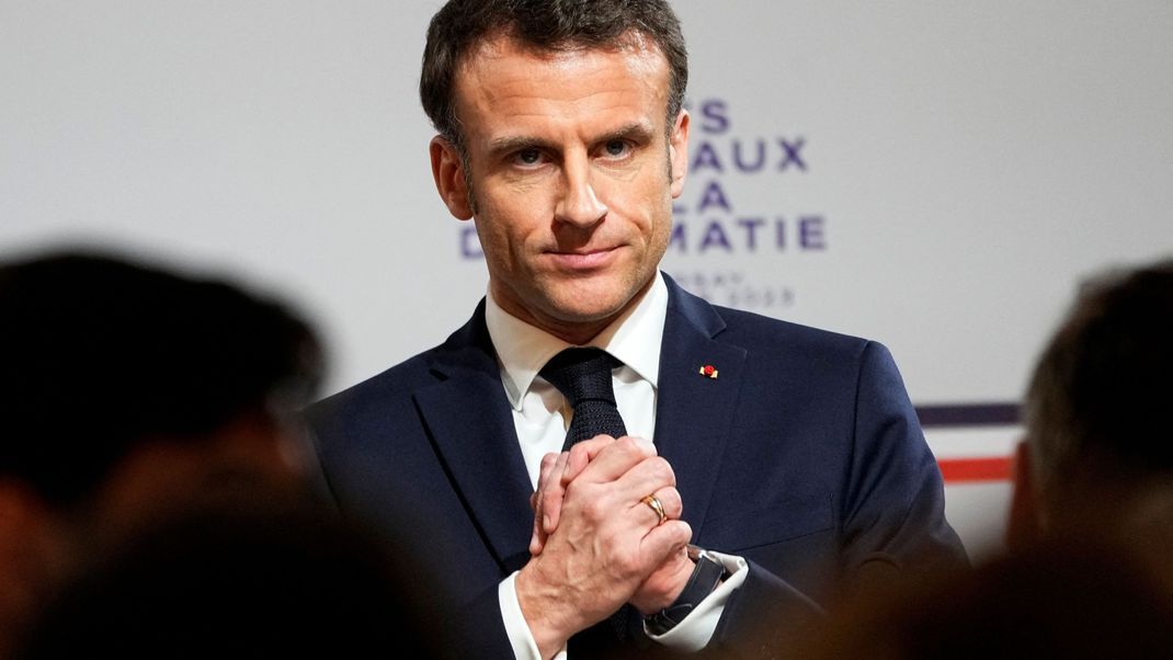 Frankreichs Präsident Emmanuel Macron will die Rentenreform ohne Abstimmung umsetzen.