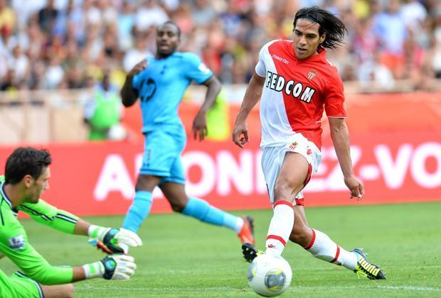 
                <strong>Bild aus glücklichen Tagen</strong><br>
                Ein Bild aus glücklichen Tage: Radamel Flacao stürmt für den AS Monaco. Der kolumbianische Starstürmer schießt den Klub aus dem Fürstentum in die Champions League. Es ist der spektakuläre Höhepunkt eines kometenhaften Aufstiegs.
              