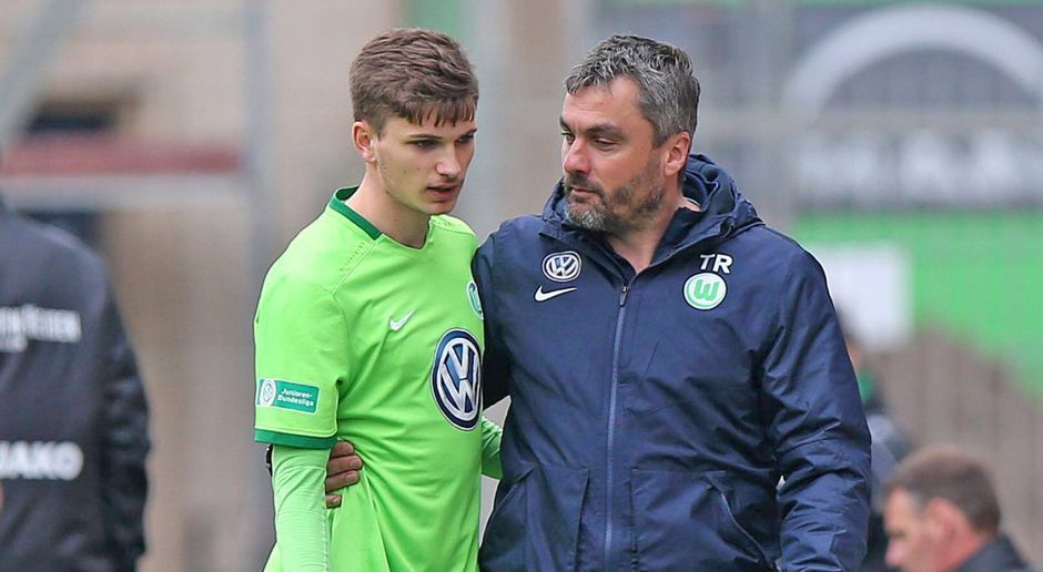 
                <strong>VfL Wolfsburg</strong><br>
                Das Prunkstück der Truppe von Trainer Thomas Reis ist aber eindeutig die Defensive. Nur zwölf Gegentore in 26 Spielen - ein ganz starker Wert! Torhüter Phillip Menzel hielt seinen Kasten 16 Mal sauber. Das Grundgerüst der Mannschaft bilden neben Menzel Abwehrchef Paul Jaeckel, Linksverteidiger Gian-Luca Itter und Jan Neuwirt im defensiven Mittelfeld. Die Wolfsburger U19 greift nach ihrer ersten Deutschen Meisterschaft seit 2013. In der vergangenen Saison waren die Wölfe in der Nord/Nordost-Staffel mit einem Punkt Rückstand hinter Meister Werder Bremen nur ganz knapp am Halbfinale vorbeigeschrammt.
              