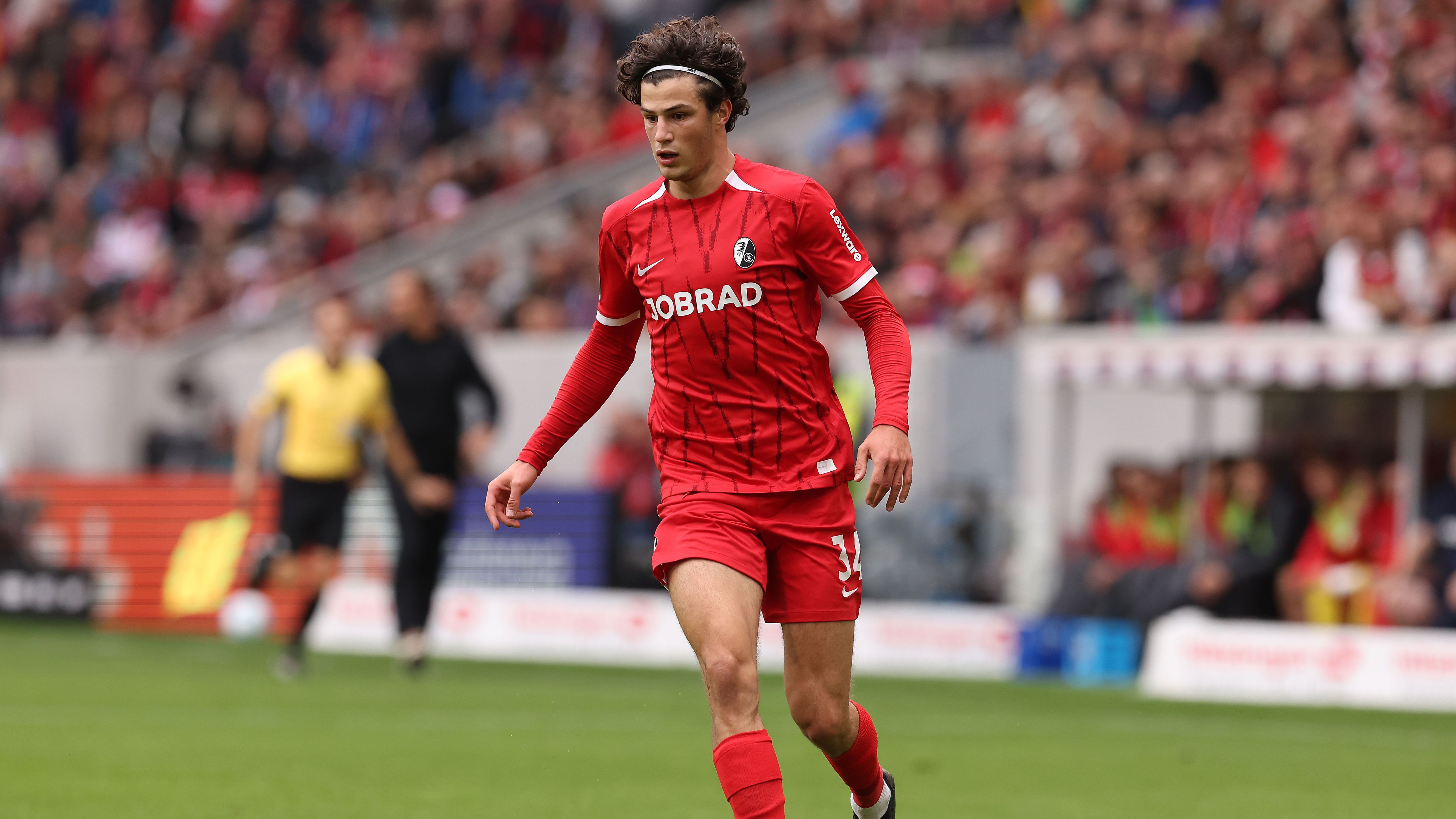 <em><strong>Merlin Röhl (SC Freiburg)</strong><br>Laut "kicker" steht der FC Everton kurz vor der Verpflichtung von Freiburgs Merlin Röhl. Der 23-jährige Mittelfeldspieler soll für rund 25 Millionen Euro in die Premier League wechseln. Das Paket umfasst demnach eine Leihe mit Kaufpflicht sowie zusätzlichen Bonuszahlungen. Nach dem Abgang von Ritsu Doan zu Eintracht Frankfurt könnten die Breisgauer allein mit diesen beiden Transfers knapp 50 Millionen Euro einnehmen.</em>