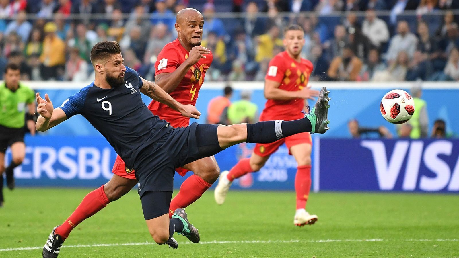 
                <strong>Olivier Giroud</strong><br>
                Wie schon die gesamte WM bleibt Giroud ohne Torerfolg, doch auch gegen Belgien ist der Hüne vorne immer wieder anspielbar und erarbeitet sich Chance um Chance. Dennoch: In der 34. Minute muss er aus einer flachen Hereingabe von Mbappe viel mehr machen. Wenig später klärt Kompany einen Schussversuch. Eine weitere Traumvorlage von Mbappe lässt er sich noch vom Fuß spitzeln. So bleibt einmal mehr das Fazit: Stets bemüht, aber da war viel mehr drin. ran-Note: 4
              