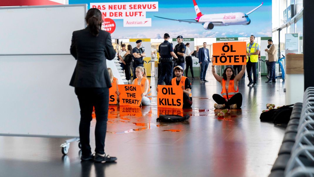 Klimaaktivisten der Gruppe Letzte Generation Österreich verschütten im Flughafen Wien Farbe. Jetzt gab die Gruppe ihre Auflösung bekannt.