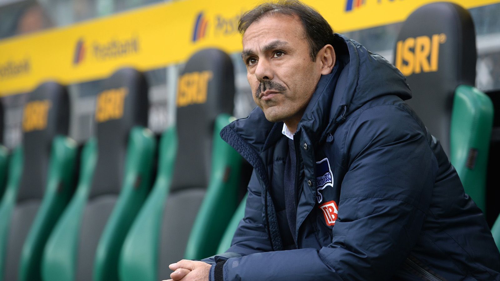 
                <strong>Jos Luhukay (Hertha BSC, Borussia Mönchengladbach, FC Augsburg, 1. FC Köln, VfB Stuttgart) </strong><br>
                Jos Luhukay bringt es auf vier Klubs, die er in der Bundesliga trainierte. Hertha, Gladbach und den FC Augsburg führte der Niederländer jeweils zurück in die Bundesliga. Sein Bundesliga-Debüt gab Luhukay als Interimscoach des 1. FC Köln, den er am letzten Spieltag bei einer 0:1-Niederlage gegen Gladbach betreute. Ende Januar 2007 übernahm er als Co-Trainer des zuvor entlassenen Heynckes Borussia Mönchengladbach bis zum Saisonende. Zwar konnte er den Abstieg nicht verhindern, führte die Elf vom Niederhein nach einer Saison in Liga zwei aber wieder direkt zurück ins Oberhaus. Nach sieben Niederlagen aus neun Spielen in der Saison 2008/09 musste Luhukay dann aber gehen. Im April 2009 heuerte er beim FC Augsburg an, den er in 122 Spielen betreute und zum ersten Bundesliga-Aufstieg der Geschichte führte. Zum 1. Juli 2012 übernahm Luhukay bei Hertha BSC - auch die Hauptstädter machte der Niederländer mit dem Schnauzbart wieder zum Erstligisten. Nach 92 Spielen trennte sich der Verein im Februar 2015 von ihm. Den VfB Stuttgart betreute Luhukay 2015 für fünf Spiele in der 2. Liga, ehe er vorzeitig entlassen wurde.      
              