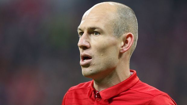 
                <strong>Arjen Robben (FC Bayern München):</strong><br>
                Arjen Robben (FC Bayern München): Immer mit Tempo am Ball, und dabei immer mit dem Blick zum Schalke-Tor. Startet mit einem gefährlichen Abschluss aus der Distanz. In Halbzeit zwei läuft sich Robben das ein oder andere Mal fest, doch sein Tunnel gegen Kehrer ist ein echtes Schmankerl. Dass der 33-Jährige einmal nicht der auffälligere der beiden Flügelspieler ist, liegt am enorm starken Ribery. Trotzdem eine gute Vorstellung des Niederländers, der auch anstandslos seine defensiven Hausaufgaben macht. ran-Note: 2,5
              