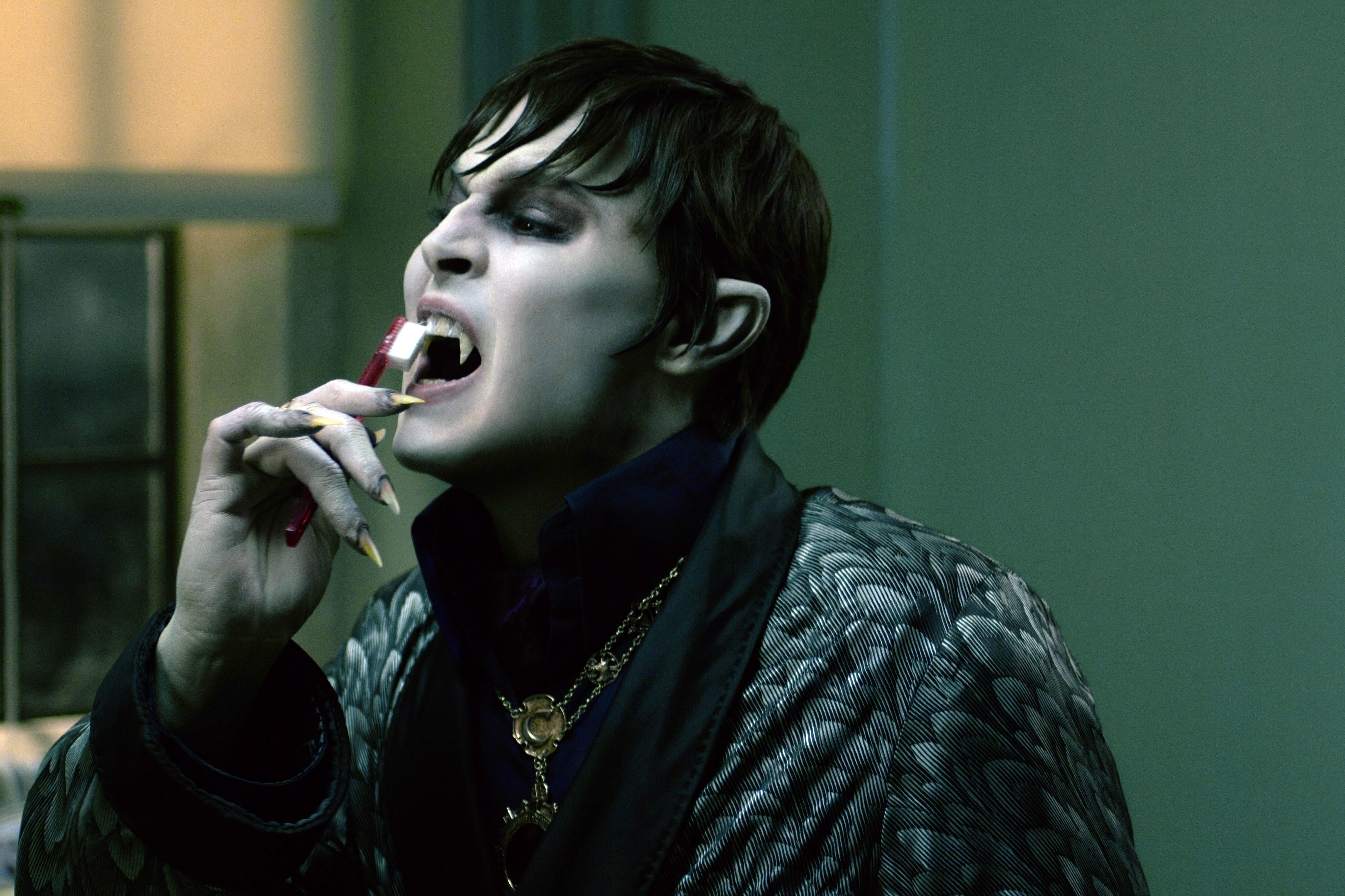 Ein weiteres bekanntes Gesicht: Auch Johnny Depp schlüpfte schon einmal in die Rolle eines Vampirs. Der Film "Dark Shadows" (2012) von Regisseur Tim Burton basiert auf der gleichnamigen Fernsehserie aus den 1960er Jahren. Der Film kombiniert Horror-Elemente mit Komödie und überzeichnetem Gothic-Stil - eine Mischung aus Grusel, Humor und skurrilen Charakteren.