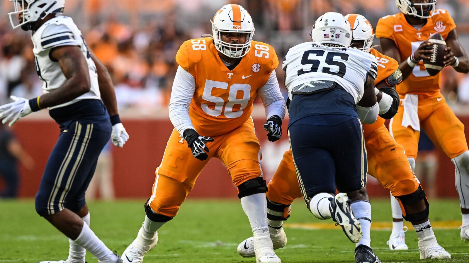 
                <strong>Platz 7: Darnell Wright (Tennessee Volunteers)</strong><br>
                Im Gegensatz zu Cody Mauch, der als Walk-On ans College kam, war Darnell Wright schon immer einer der besten Offensive Linemen seines Jahrgangs. Bereits aus der High School kam er als sogenannter Five Star Recruit und auch nach seinem Senior-Jahr bei den Tennessee Volunteers gehört er zu den Besten des Landes. Mit 1,98 Metern Körpergröße und knapp 150 Kilo hat er zudem Gardemaße.
              