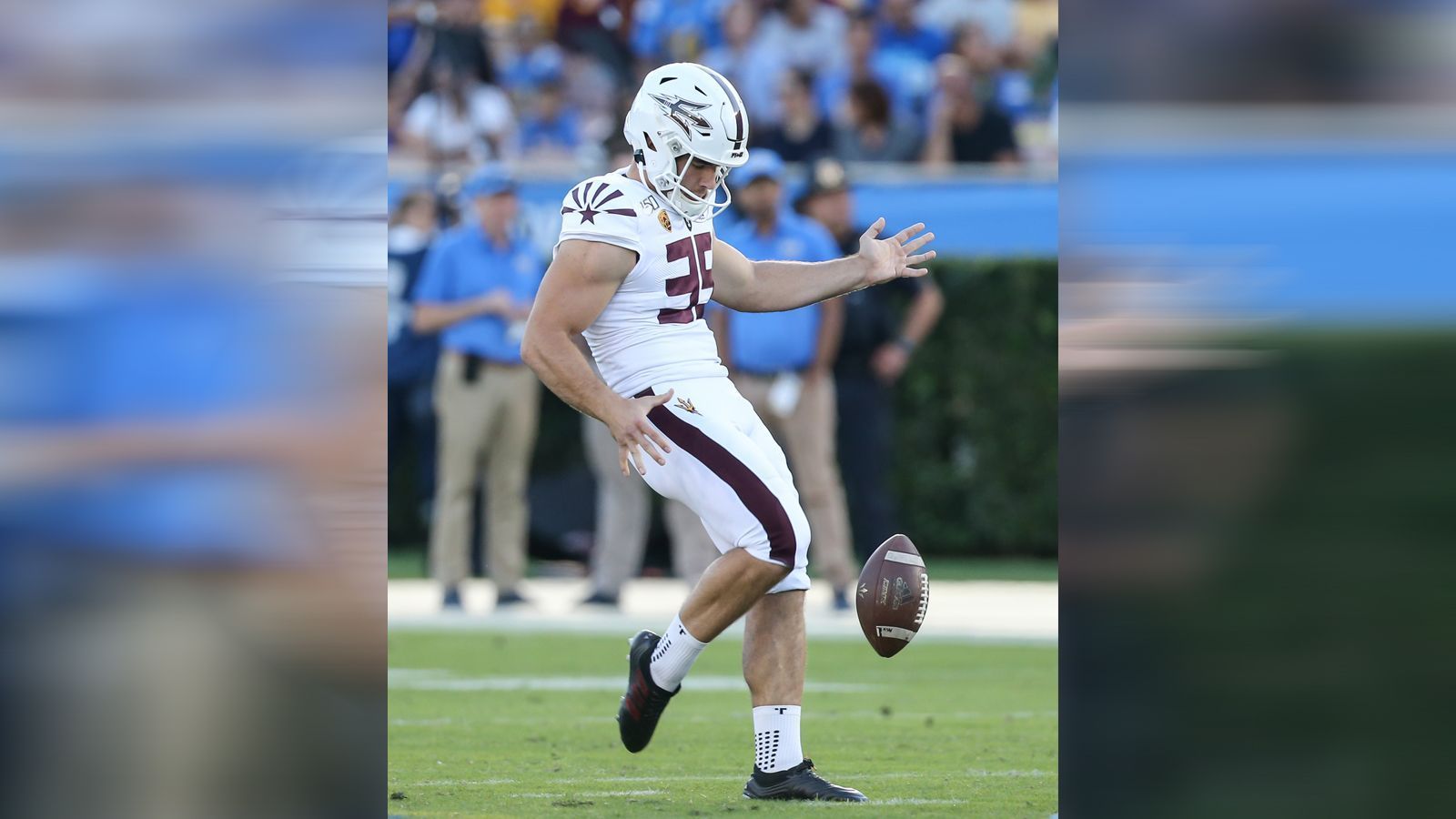 
                <strong>Gewinner: Michael Turk (Punter, Arizona State)</strong><br>
                Bei den Auffälligkeiten der bisherigen Woche sollte Punter Michael Turk nicht vernachlässigt werden. Der ehemalige Sun Devil überraschte beim Bankdrücken. Wohlgemerkt als einziger Kicker oder Punter, der überhaupt an der Übung teilnahm. Bei einem Gewicht von 225 Pfund (rund 102 Kilogramm) legte Turk fulminante 25 Wiederholungen hin. Zum Vergleich: Damit übertraf der Punter alle Wide Receiver und wurde nur ein Tight End war stärker. Und auch aktuelle NFL-Größen wie Defensive End Jadeveon Clowney (21 Wiederholungen 2014) oder Frank Clark von den Kansas City Chiefs (19 Wiederholungen 2015) steckte er in die Tasche.
              