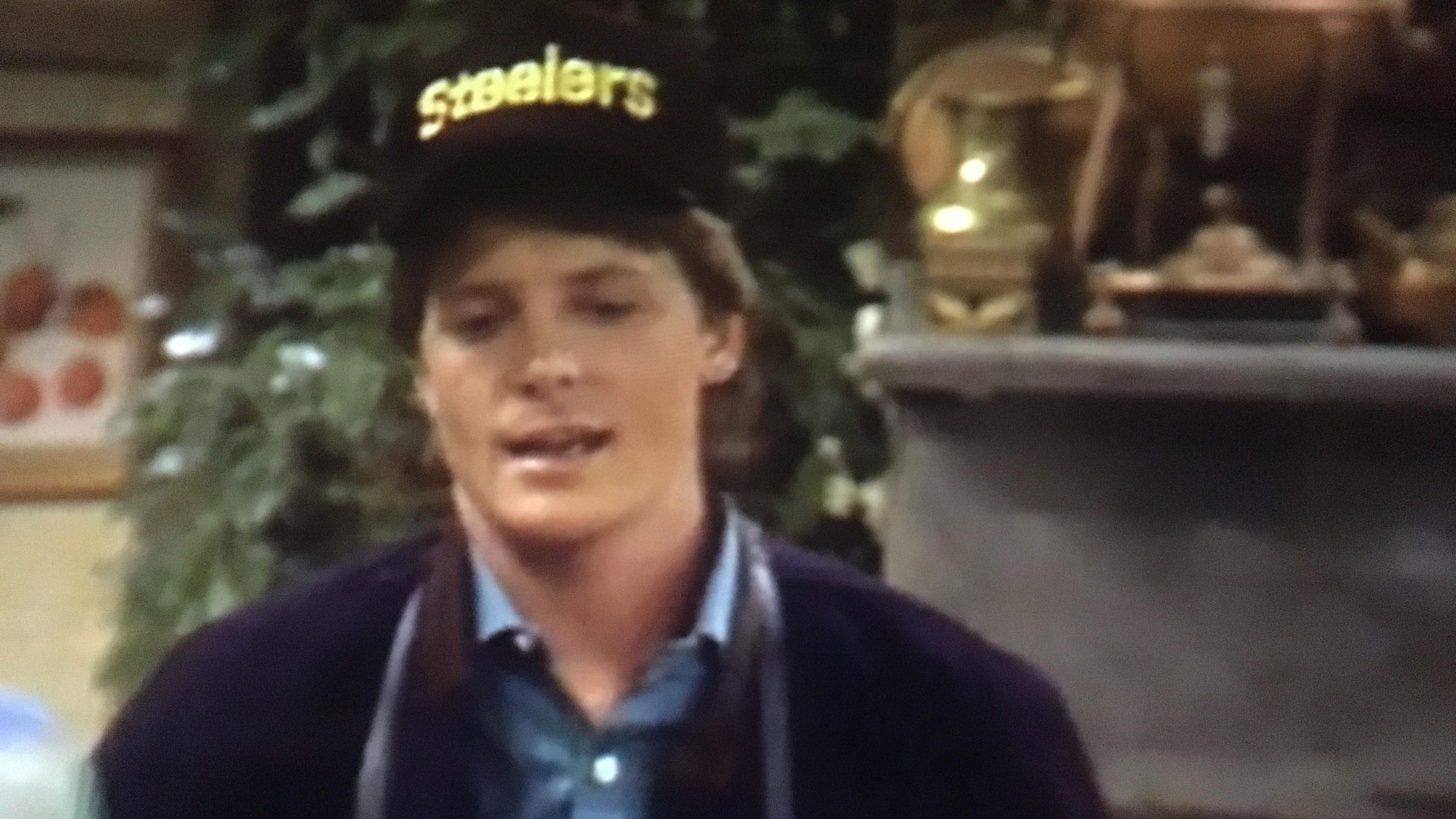 
                <strong>Pittsburgh Steelers - Alex P. Keaton ("Familienbande"/"Jede Menge Familie"/"Hilfe, wir werden erwachsen!")</strong><br>
                Die Figur von Schauspieler Michael J. Fox widersetzt sich ihrem Vater regelmäßig, so auch beim Thema Football. Während Vater Stephen zu den Cincinnati Bengals hält, drückt sein Sohn dem Division-Rivalen aus Pittsburgh die Daumen. Vor einem direkten Aufeinandertreffen der beiden Teams wetten sie sogar um den Ausgang der Partie. Viel Geld ist allerdings nicht im Spiel: Vater und Sohn setzen jeweils einen Dollar.
              