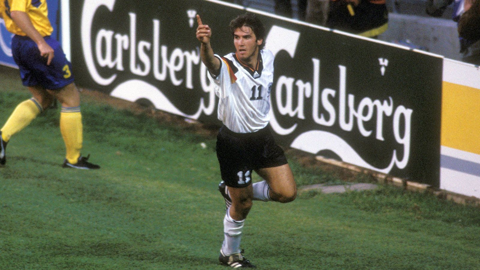 
                <strong>EM 1992: Karl-Heinz Riedle (Deutschland)</strong><br>
                &#x2022; Treffer bei der EM-Endrunde: 3 -<br>&#x2022; Endplatzierung Deutschlands: Zweiter -<br>&#x2022; Weitere Spieler mit drei Turniertreffern: Dennis Bergkamp (Niederlande), Tomas Brolin (Schweden), Henrik Larsen (Dänemark)<br>
              