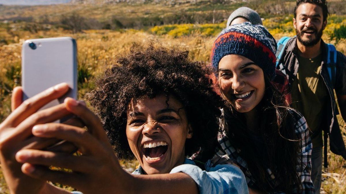 Das Smartphone ist bei Gen Z im Urlaub immer mit dabei: Schließlich müssen die Erlebnisse auf Reisen für Instagram und Co. festgehalten werden.