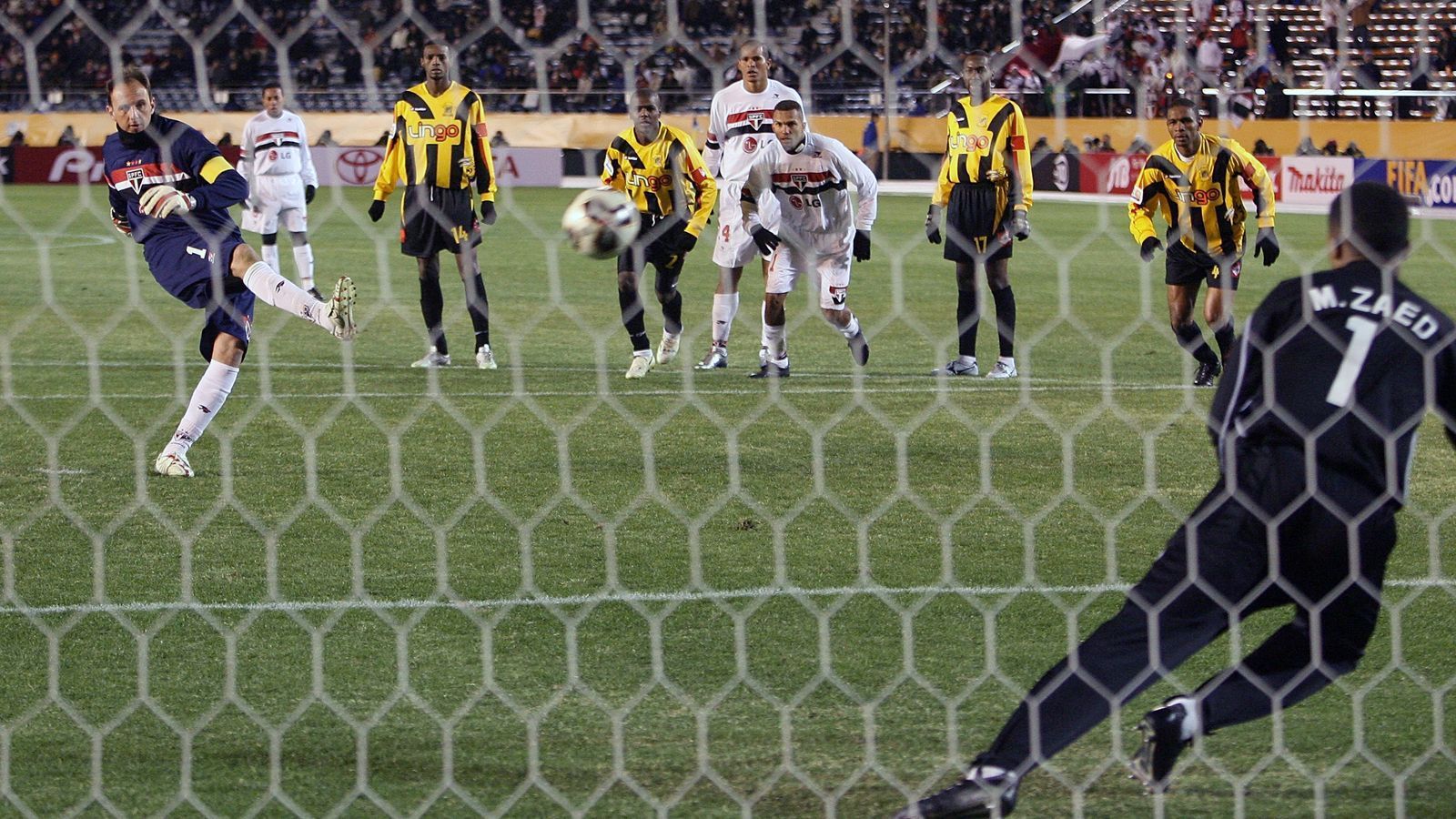 
                <strong>Rogerio Ceni (Sao Paulo)</strong><br>
                Das brasilianische Pendant zu Chilavert ist der langjährige Sao-Paulo-Keeper Rogerio Ceni. Auch er bestach durch ausgezeichnete Freistöße und sicher verwandelte Elfmeter, mit denen er in mehr als 1000 Pflichtspielen für den FC Sao Paulo über 100 Tore beisteuerte. Dabei waren auch Treffer bei der FIFA-Klub-Weltmeisterschaft. Mittlerweile ist der 48-Jährige ins Trainergeschäft eingestiegen und coacht derzeit den brasilianischen Traditionsklub Flamengo Rio de Janeiro.
              