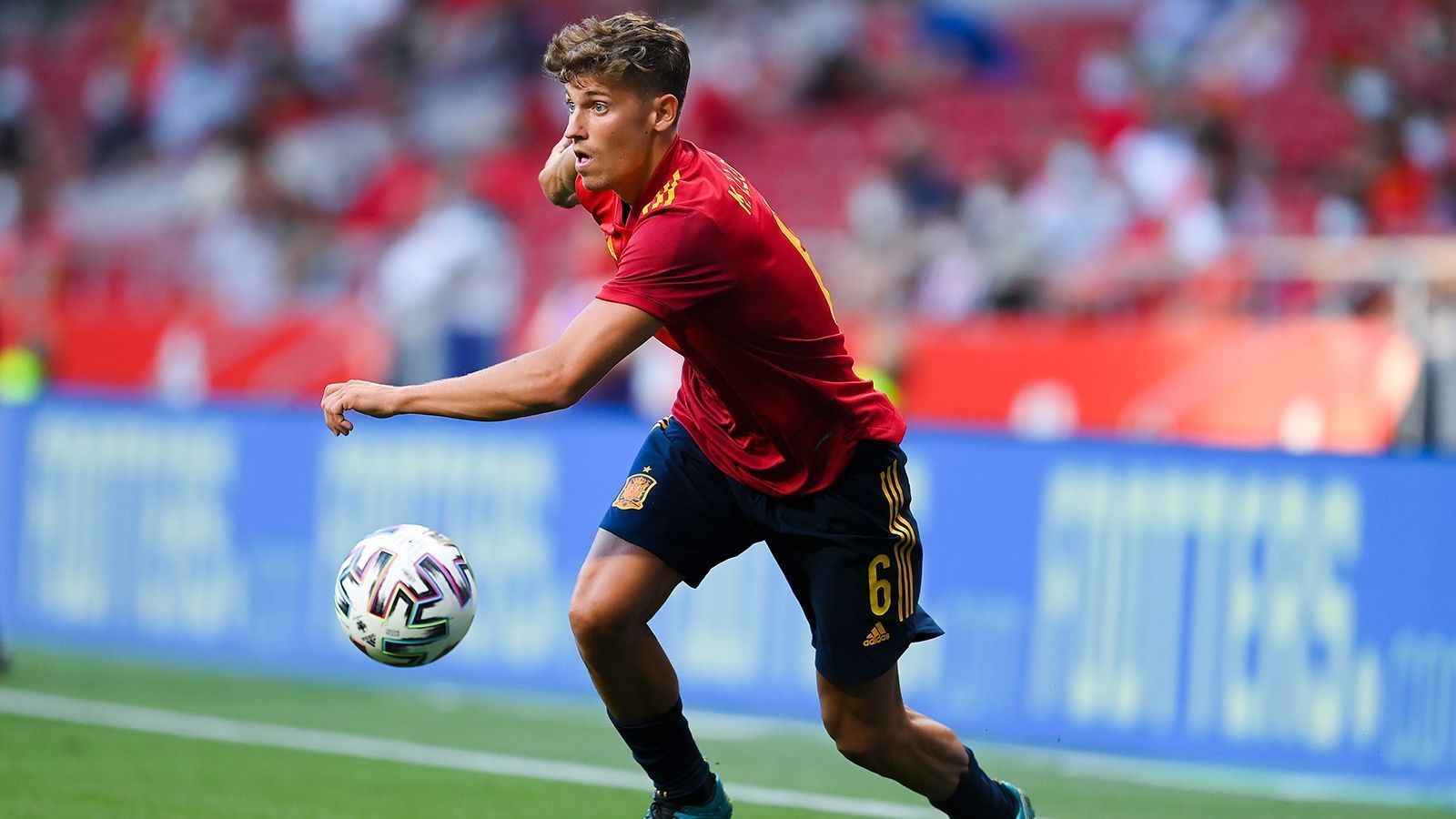 
                <strong>Marcos Llorente (Spanien)</strong><br>
                "Ich muss Marcos Llorente nicht loben, schaut euch einfach an, wie er spielt, dann seht ihr das schon selbst", sagte Atletico Madrids Trainer Diego Simeone über seinen Schützling. Marcos Llorente gelang vergangene Saison mit 26 Jahren der Durchbruch. Simeone stellte ihn als Mittelstürmer, zentralen Mittelfeldspieler, defensiven Mittelfeldspieler und rechten Mittelfeldspieler auf, Llorente löste alle Positionen mit Bravour. Der Spanier spielte in der Nationalmannschaft zuletzt sogar in der Rechtsverteidigung und dürfte dank seiner Flexibilität einen Platz in der Startelf finden. 
              