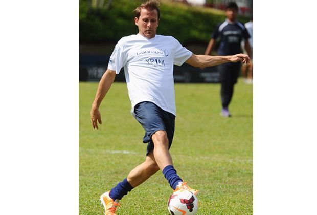 
                <strong>Gaizka Mendieta</strong><br>
                Und das ist der Gegner: Zu den bekanntesten Gesichtern der spanischen Auswahl gehört Gaizka Mendieta. Seine großen Jahre feierte der Mittelfeldspieler bei Valencia, bis er für die damalige Rekordablösesumme von 48 Millionen Euro zu Lazio Rom wechselte.
              