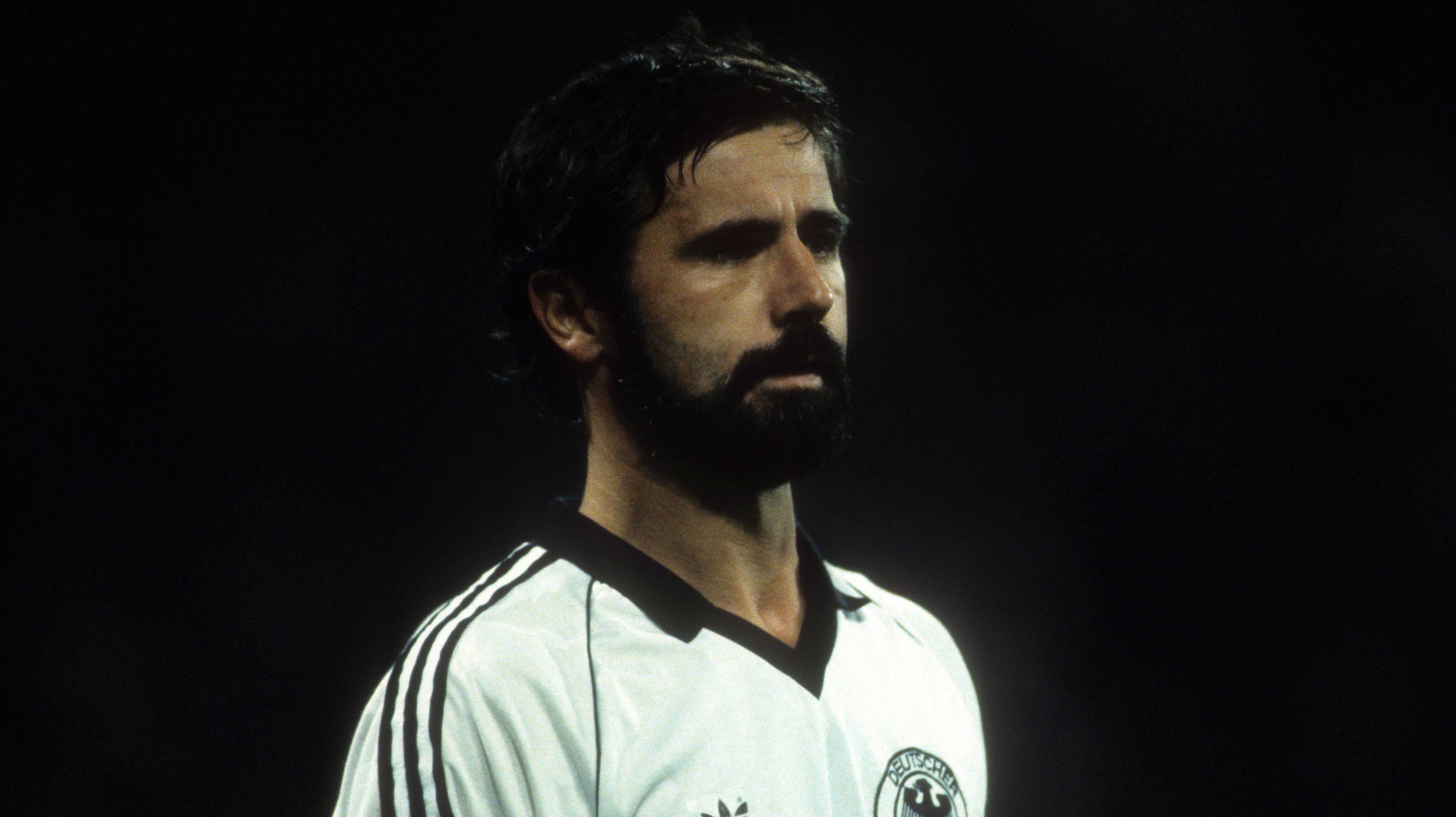 
                <strong>Sturm: Gerd Müller</strong><br>
                Sturm: Gerd Müller. Auch der "Bomber" darf in Lewandowskis Top-Elf nicht fehlen. Die Bayern-Legende mit dem unglaublichen Torriecher war auch bei Europameisterschaften extrem erfolgreich: In zwölf Spielen (einschließlich Qualifikationsrunden) erzielte er 16 Tore und konnte 1972 mit Deutschland den EM-Titel feiern.
              