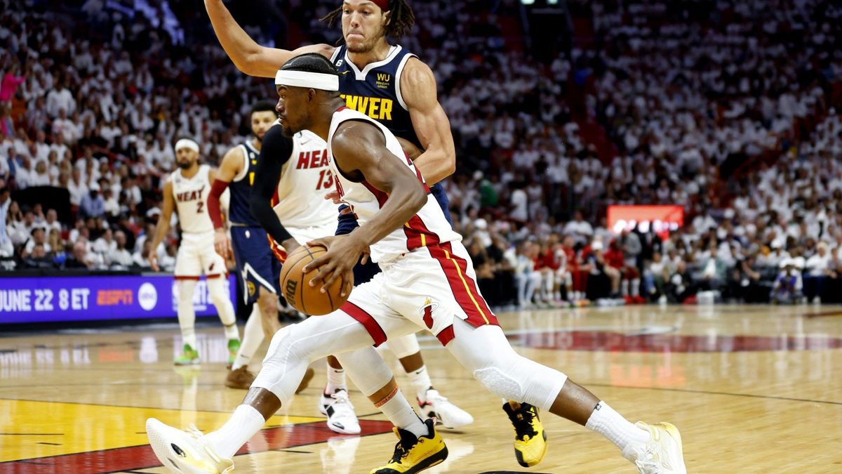 Miamis Jimmy Butler (vorne) gegen Aaron Gordon