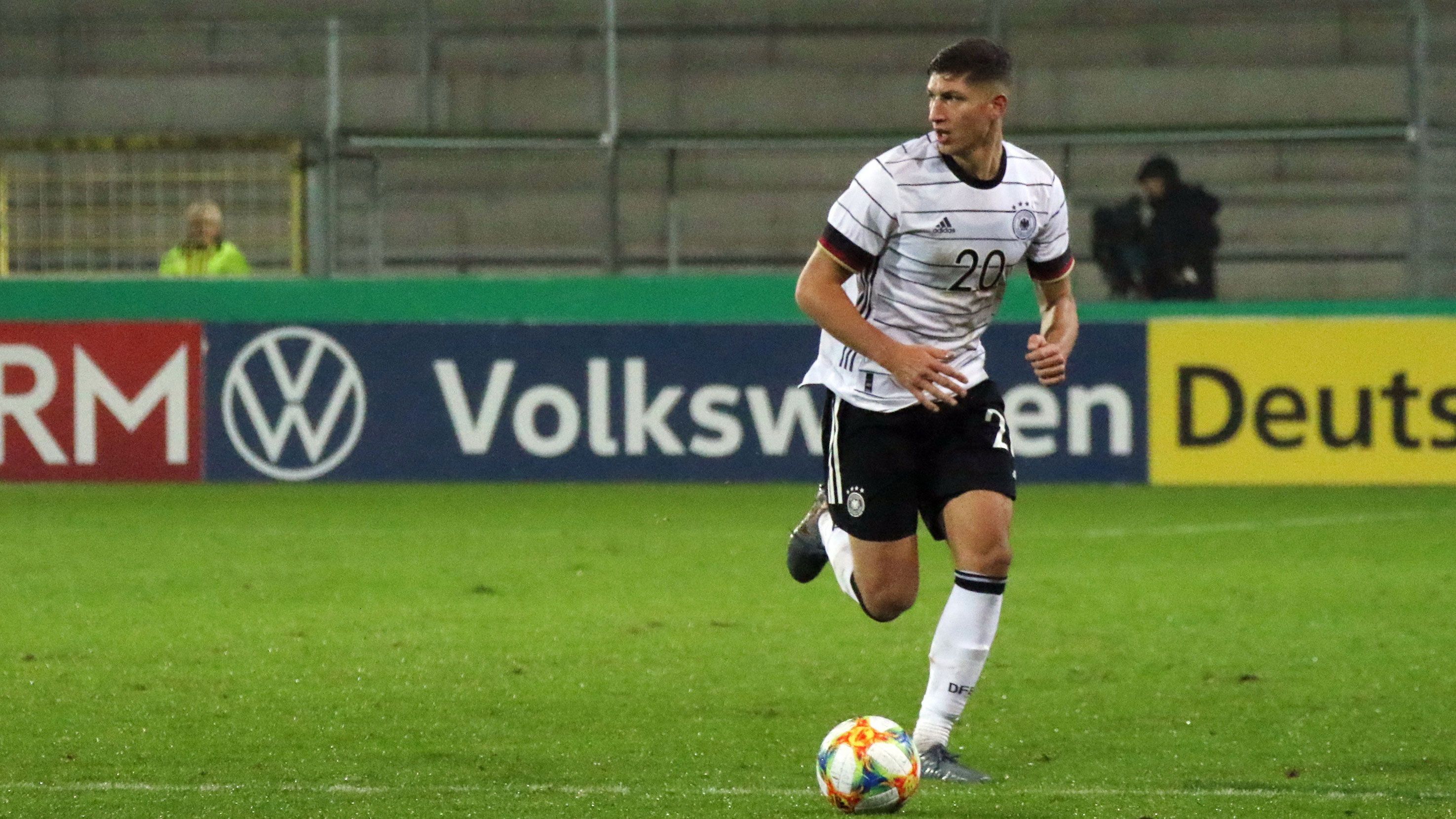 
                <strong>Vitaly Janelt (Brentfort FC)</strong><br>
                U21-Länderspiele: 8 Janelt ist der zweite von vier Akteuren im Kader, der seine Brötchen im Ausland verdient. Mit dem FC Brentfort hat der Mittelfeldspieler die EFL Championship, also die zweite englische Liga, auf Platz drei beendet und spielt derzeit die Playoffs um den Aufstieg. Bei den "Bees" ist Janelt ein wesentlicher Rückhalt vor der Abwehr und in fast jedem Spiel über die gesamten 90 Minuten auf dem Feld. In der EM-Gruppenphase bekam er von Stefan Kuntz zwei Einsätze gegen Ungarn und die Niederlande und es deutet vieles darauf hin, dass er auch für das Viertelfinale wieder mit im Kader stehen wird.
              