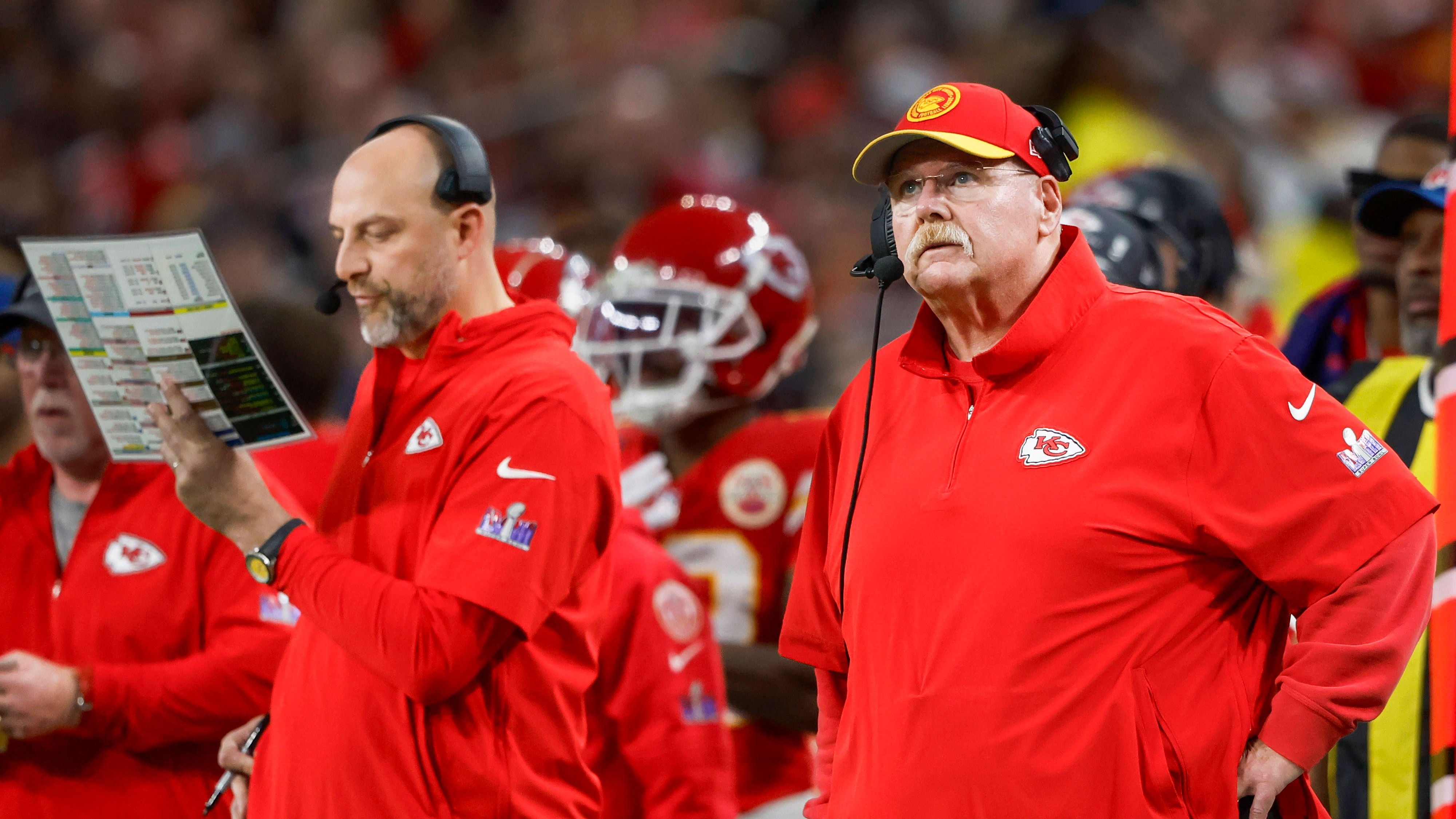 <strong>Platz 1: Kansas City Chiefs um Head Coach Andy Reid</strong><br>Andy Reid sichert sich den ersten Platz! Der langjährige Head Coach überragt mit seinen innovativen Offensiv-Ideen rund um Quarterback Patrick Mahomes. Defensive Coordinator Steve Spagnuolo zählt zudem seit Jahren zu den Top-Koordinatoren auf seiner Seite des Balles. Die Chiefs haben aktuell den Platz an der Sonne inne.