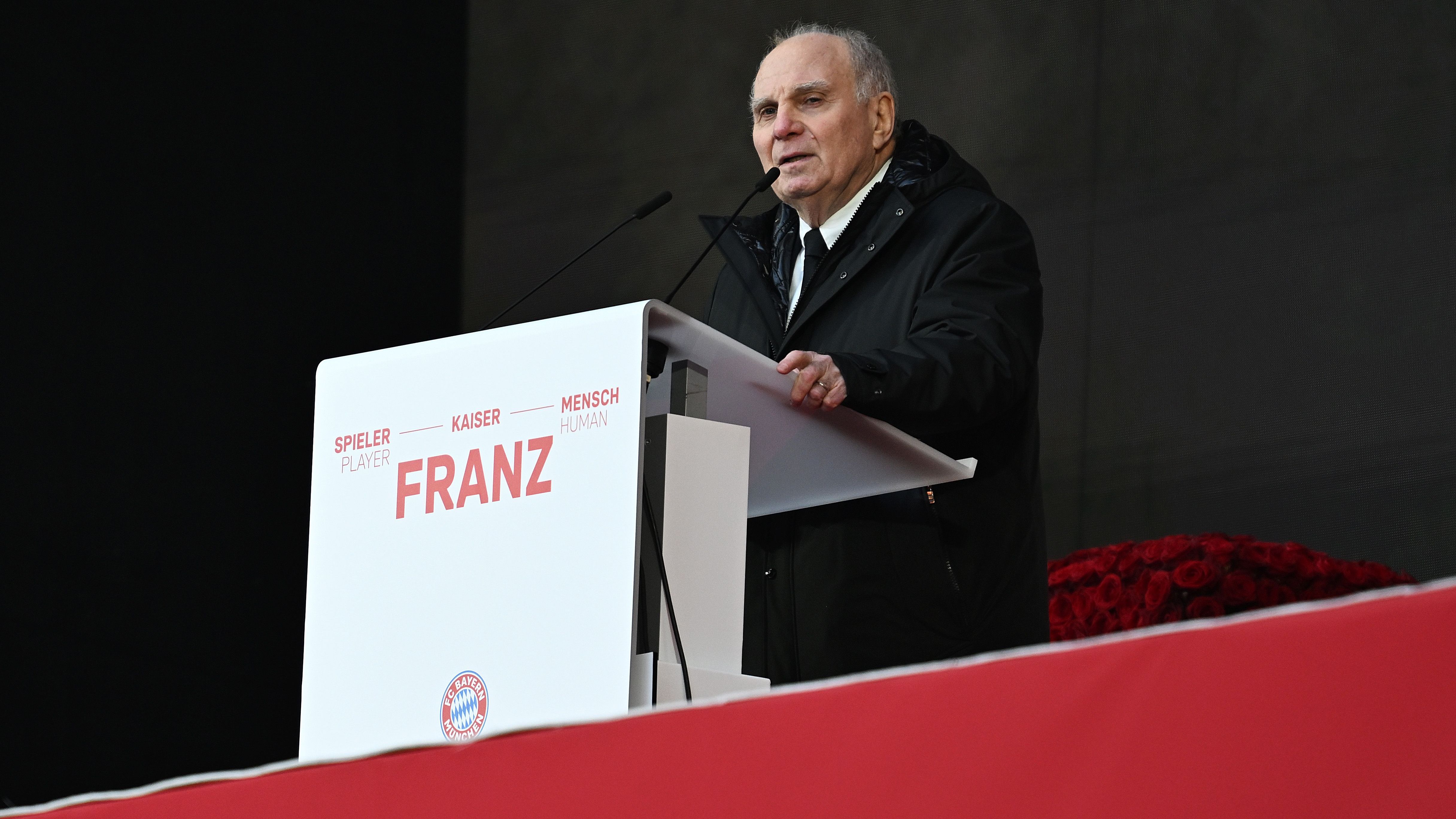 <strong>Hoeneß vermisst Beckenbauer</strong><br>Emotional wird es zum Schluss der Veranstaltung, als Uli Hoeneß ans Rednerpult tritt. Der Ehrenpräsident des FC Bayern sagt über seinen toten Freund: "Du fehlst mir sehr!"