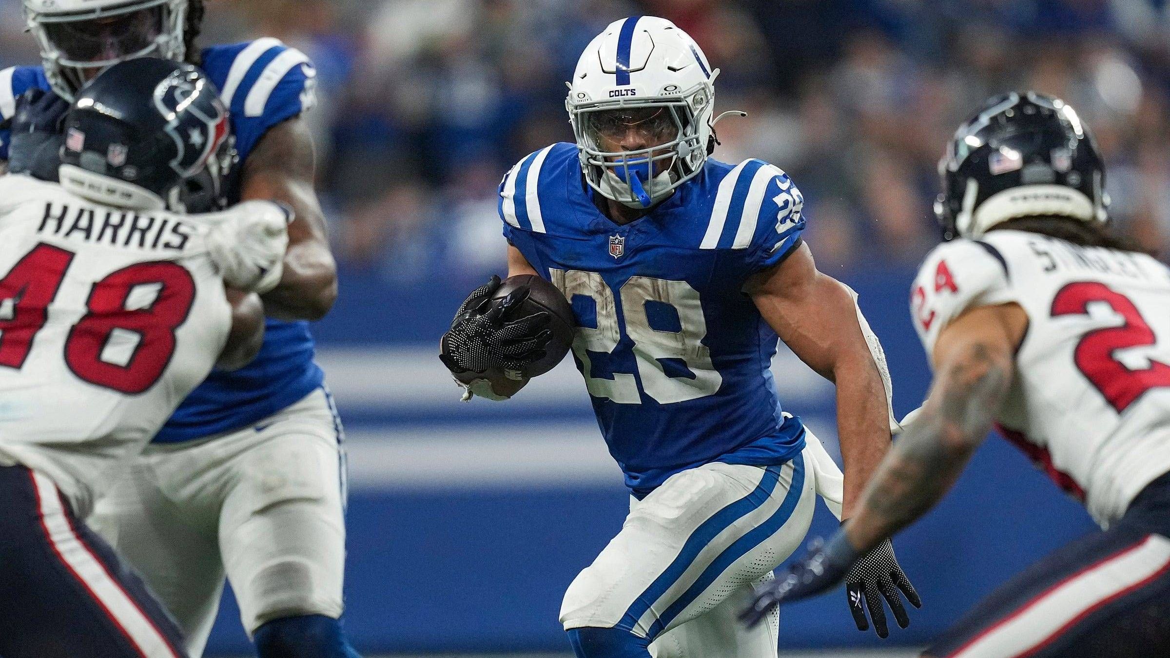 <strong>Indianapolis Colts: Jonathan Taylor</strong><br>Seine All-Pro-Saison 2021 war überragend. Auch wenn der Running Back an die bombastischen Zahlen von damals auch verletzungsbedingt seither nicht anknüpfen konnte, kann Taylor in Topform die Offense der Colts auf ein neues Level heben.