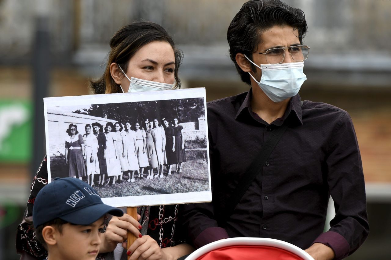 Weltweit gehen Menschen für die Gerechtigkeit Afghanistans auf die Straßen, wie hier im französischen Toulouse. Das Schwarz-Weiß-Foto wurde im Afghanistan der 60er-Jahre aufgenommen und steht symbolisch für die Freiheit der Frauen.