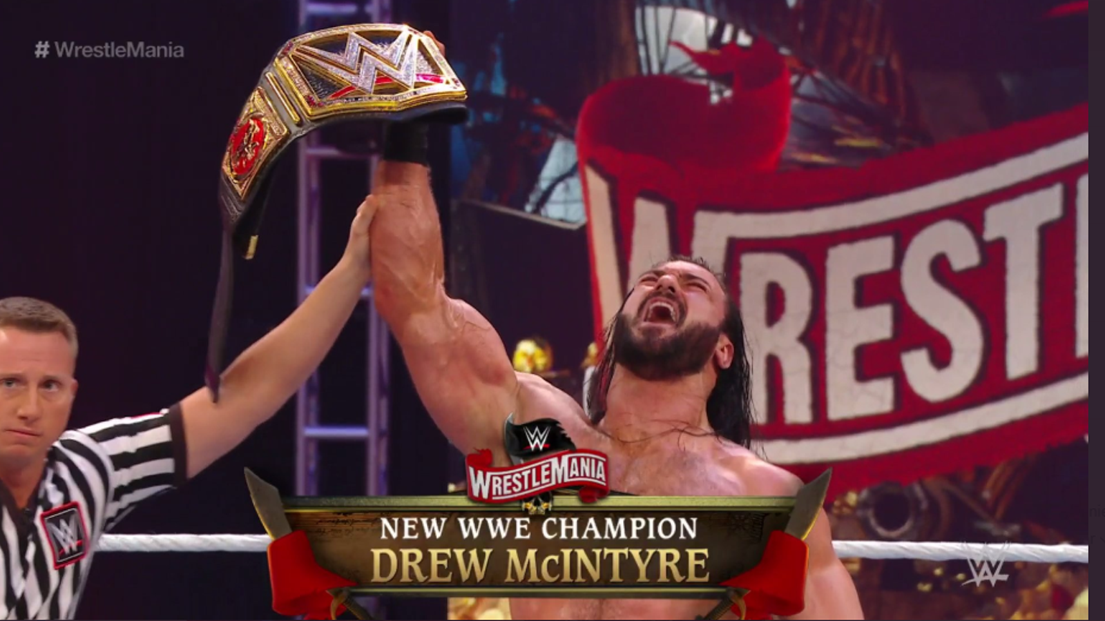 
                <strong>WWE Championship: Brock Lesnar (c) vs. Drew McIntyre </strong><br>
                Wie nicht anders zu erwarten, ähnelt das Match dem Aufeinandertreffen von Braun Strowman und Goldberg am Vortag doch sehr. Los geht es mit einer Claymore gegen Lesnar. Es folgt ein Trip nach Suplex City und insgesamt drei F5s. Das reicht aber nicht. McIntyre schlägt zurück: Mit drei Claymores. Und das war's! Knapp fünf Minuten dauert der Spaß. Die "gute" Nachricht: Mit Strowman und McIntyre hat die WWE jetzt wenigstens wieder zwei "Fighting Champions".
              