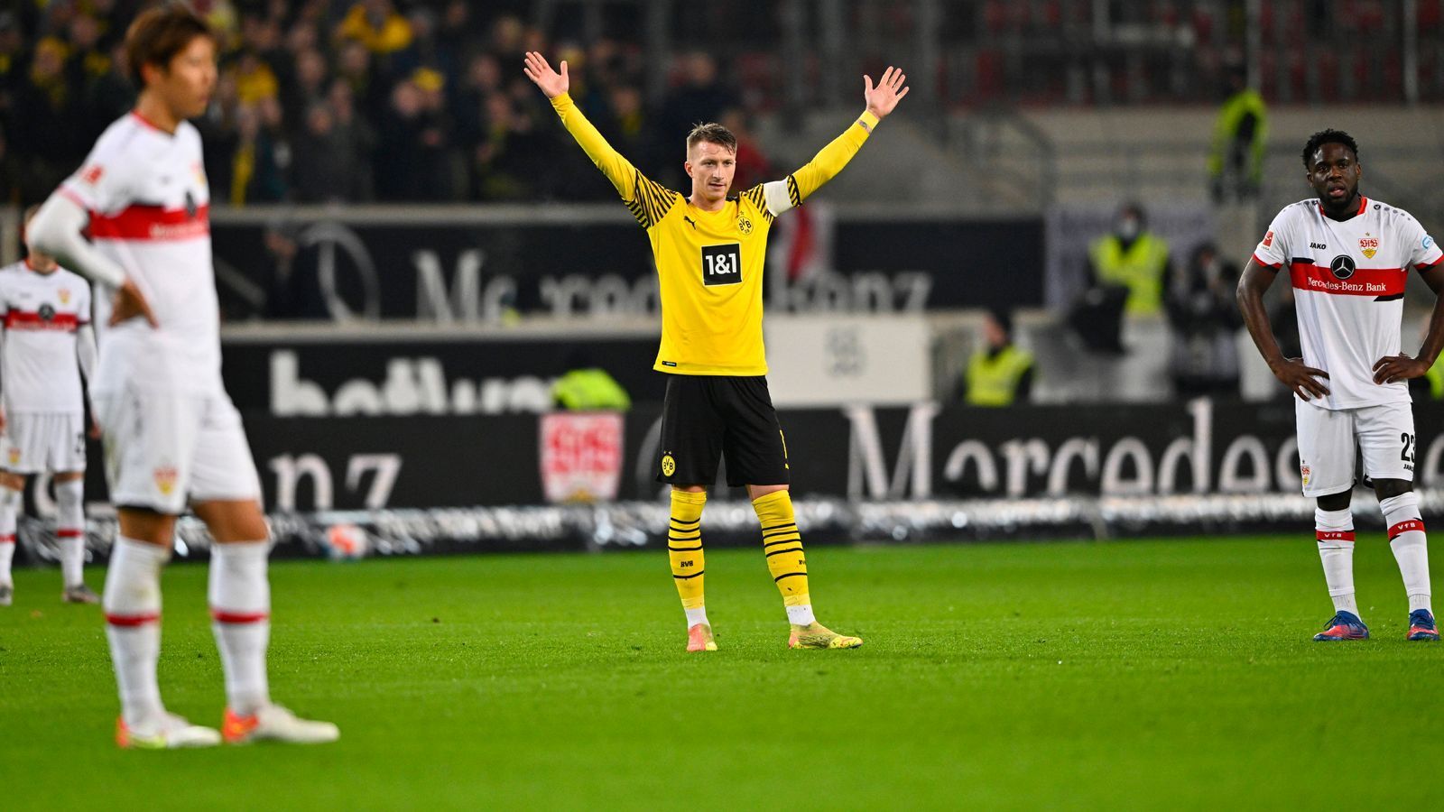
                <strong>Marco Reus</strong><br>
                Hat die Chance zum 2:0, scheitert aber mit der Hacke. Kurz vor der Pause fehlen ihm ein paar Zentimeter zum Treffer. Probiert auch sonst viel, ihm fehlt aber ein wenig die Fortune. Legt in der 71. Minute den zweiten Treffer von Julian Brandt auf. ran-Note: 2
              