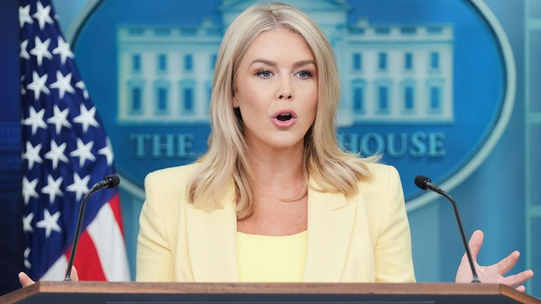 Die Pressesprecherin des Weißen Hauses, Karoline Leavitt, spricht während eines Briefings im Weißen Haus.