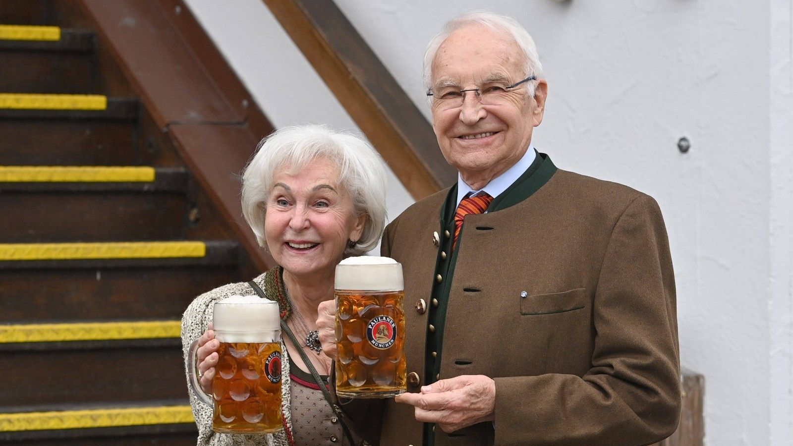 
                <strong>Dr. Edmund Stoiber</strong><br>
                Der frühere bayerische Ministerpräsident ist gleich in doppelter Funktion beim FCB aktiv. Als Vorsitzender des Verwaltungsbeirats und als Mitglied des Aufsichtsrats. Der CSU-Politiker erhielt während seiner Karriere stets die Unterstützung von Uli Hoeneß.
              