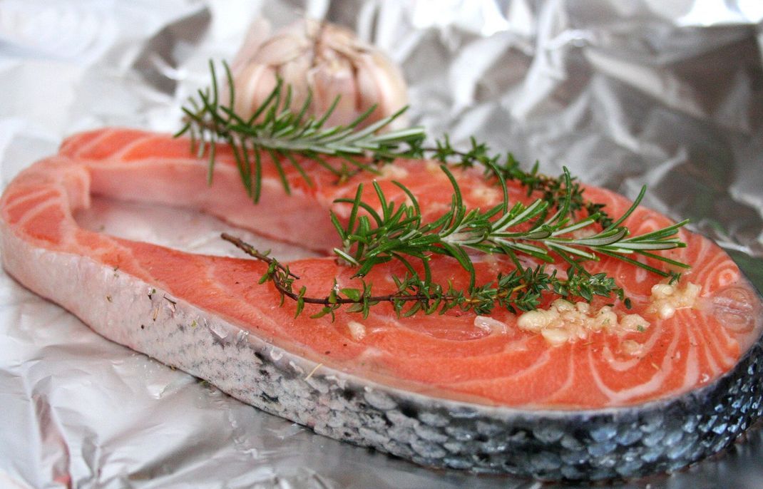 Wer keine Lust hat, den Lachs zu braten, kann ihn auch in Alufolie und auf dem Rost grillen.