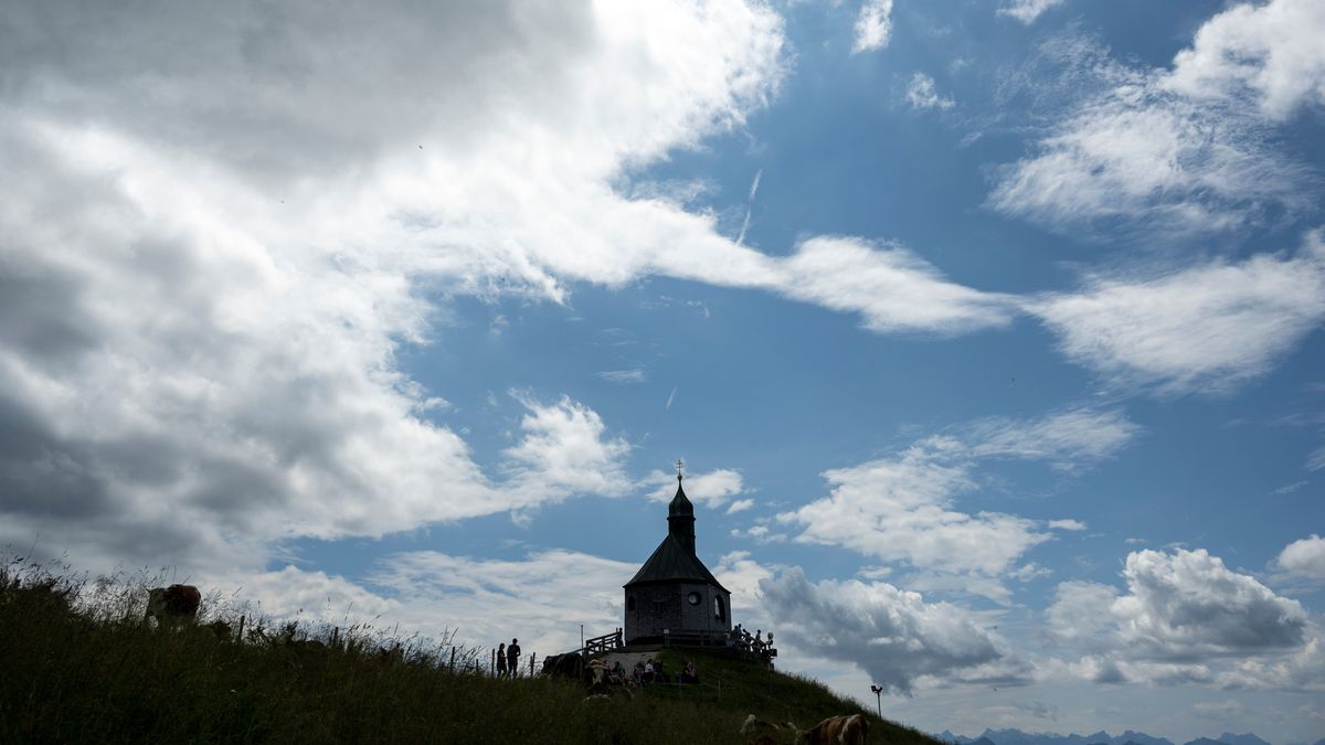 Dunkle Wolken ziehen am Wallberg über der Kapelle Heilig Kreuz auf.