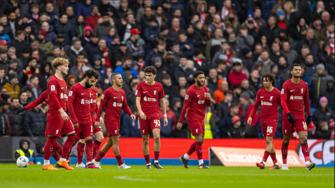 
                <strong>Reds mit vielen Problemen</strong><br>
                So mangelte es den Spielern an Energie und Frische. Das Überrennen des Gegners gleich zu Beginn des Spiels fand kaum mehr statt. Auch auf dem Transfermarkt hat der Klub kaum gehandelt. Die Mannschaft wird älter und vor allem im Mittelfeld wurde nicht nachgebessert. Dazu kommt Verletzungspech, so fehlt beispielsweise Stürmer Luis Diaz mit einer Außenbandverletzung für mehrere Monate. Auch der Abgang von Chef-Datenanalyst Ian Graham im vergangenen November erwies sich als Einschnitt. Ein Erfolg im Achtelfinal-Hinspiel an der Anfield Road wäre Balsam für die Seele.
              