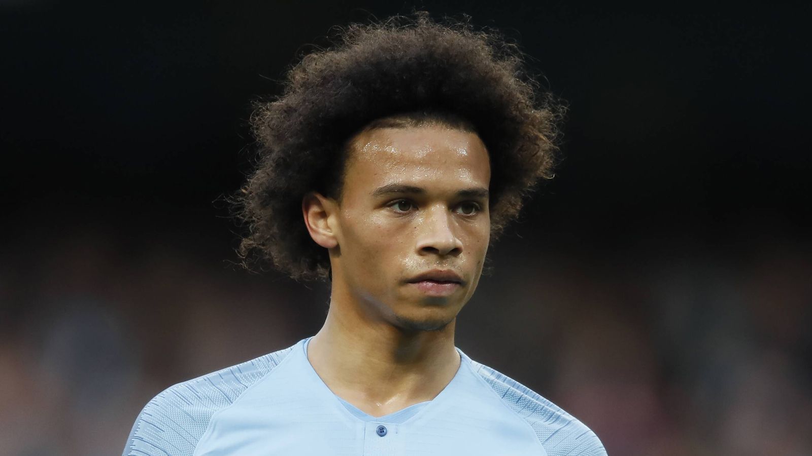 
                <strong>Manchester City lockte Leroy Sane mit Monster-Gehalt</strong><br>
                50 Millionen Euro hat der FC Schalke 04 von Manchester City für Leroy Sane erhalten. Der Nationalspieler selbst kassiert bei den Citizens auch ordentlich ab. Nach den neuesten Enthüllungen des Spiegel und der Plattform "Football Leaks" hat Manchester Sane mit 28 Millionen Euro für die ersten drei Jahre gelockt. Dabei stach der englische Meister den FC Bayern aus, der angeblich ebenfalls Interesse an Sane hatte. Angesichts der Gehaltssumme blieb es aber nur bei dem Interesse. Übrigens: Zum damaligen Zeitpunkt hatte Sane gerade einmal 47 Bundesliga-Spiele absolviert.
              