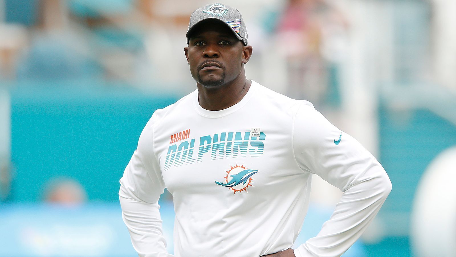 
                <strong>Miami Dolphins - Kommt Miami bei Deshaun Watson in Versuchung? </strong><br>
                Die Miami Dolphins haben mittlerweile mehrfach betont, dass Tua Tagovailoa ihr Quarterback ist und das vorerst auch so bleiben soll. Trotzdem gilt die Franchise als erster Ansprechpartner, wenn es um Texans-Skandalnudel Deshaun Watson geht. Sollte Tagovailoa im frühen Saisonverlauf ähnliche Schwachpunkte wie in der vergangenen Saison aufweisen, dürfte die öffentliche Diskussion wieder Fahrt aufnehmen. Kommen die Dolphins mit ihren vielen Trade-Assets in Versuchung? 
              