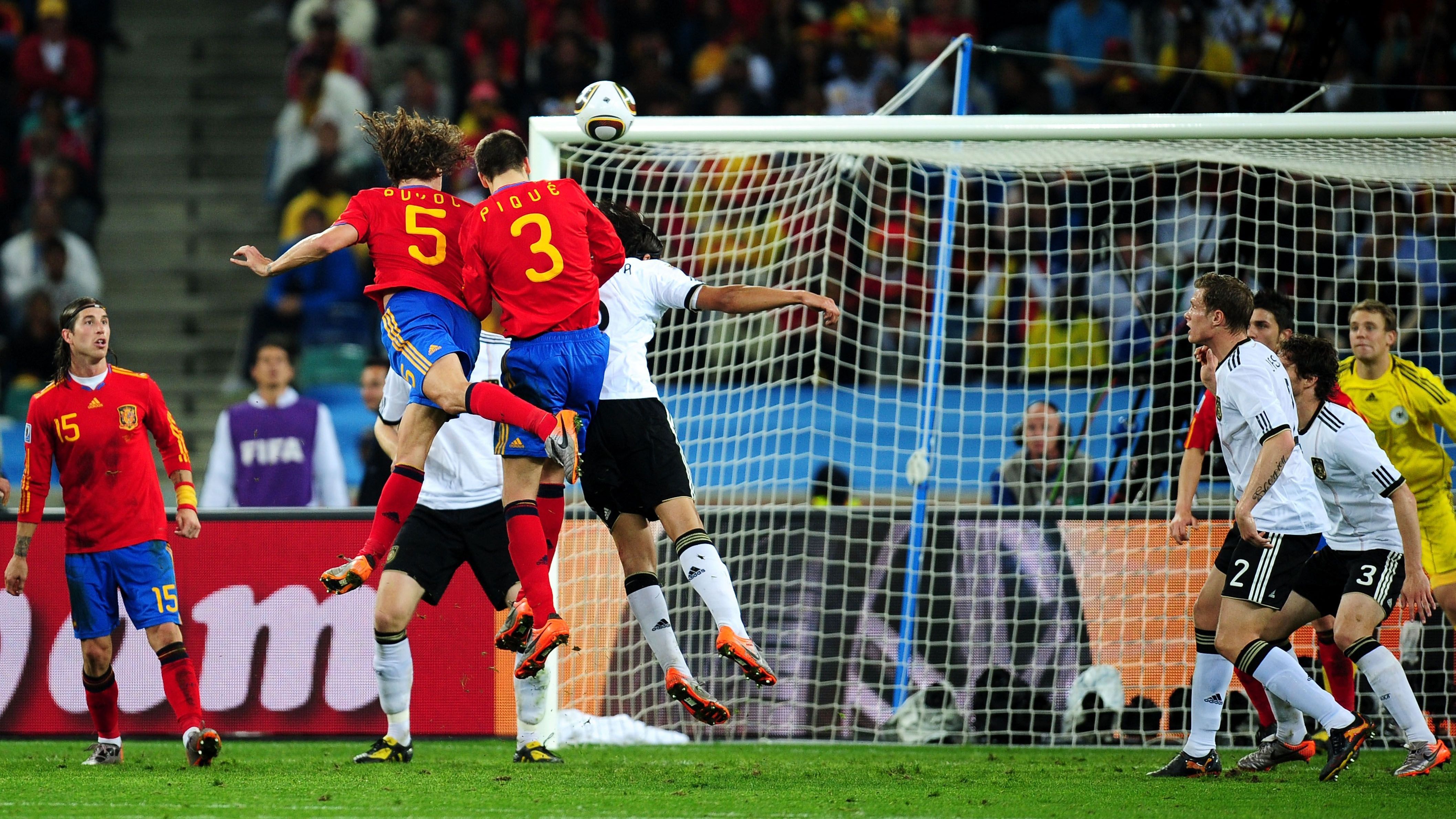 <strong>WM 2010, Halbfinale, Deutschland - Spanien 0:1</strong><br>In Südafrika musste das DFB-Team im Halbfinale ohne den gelbgesperrten Müller an Spanien vorbei, um ins Endspiel einzuziehen. Für die "Furia Roja" war es die Chance auf die erste Finalteilnahme beziehungsweise den Premieren-WM-Titel. Es klingelte erst in der Schlussphase: Barcelona-Legende Puyol köpfte seine Mannschaft nach einer Ecke von Xavi ins Glück ...