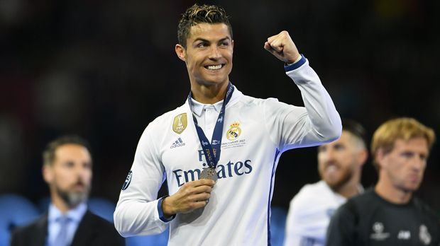 
                <strong>Platz 10 - Cristiano Ronaldo</strong><br>
                Der aktuelle Champions-League-Sieger von Real Madrid, Cristiano Ronaldo, landet auf Platz 10 des Rankings - weit hinter dem Mann, der ihn erfolgreich berät, doch dazu später mehr. Der Portugiese ist einer von zwei aktiven Spielern, die es auf die Liste der aktuell einflussreichsten Personen im Weltfußball geschafft haben.
              