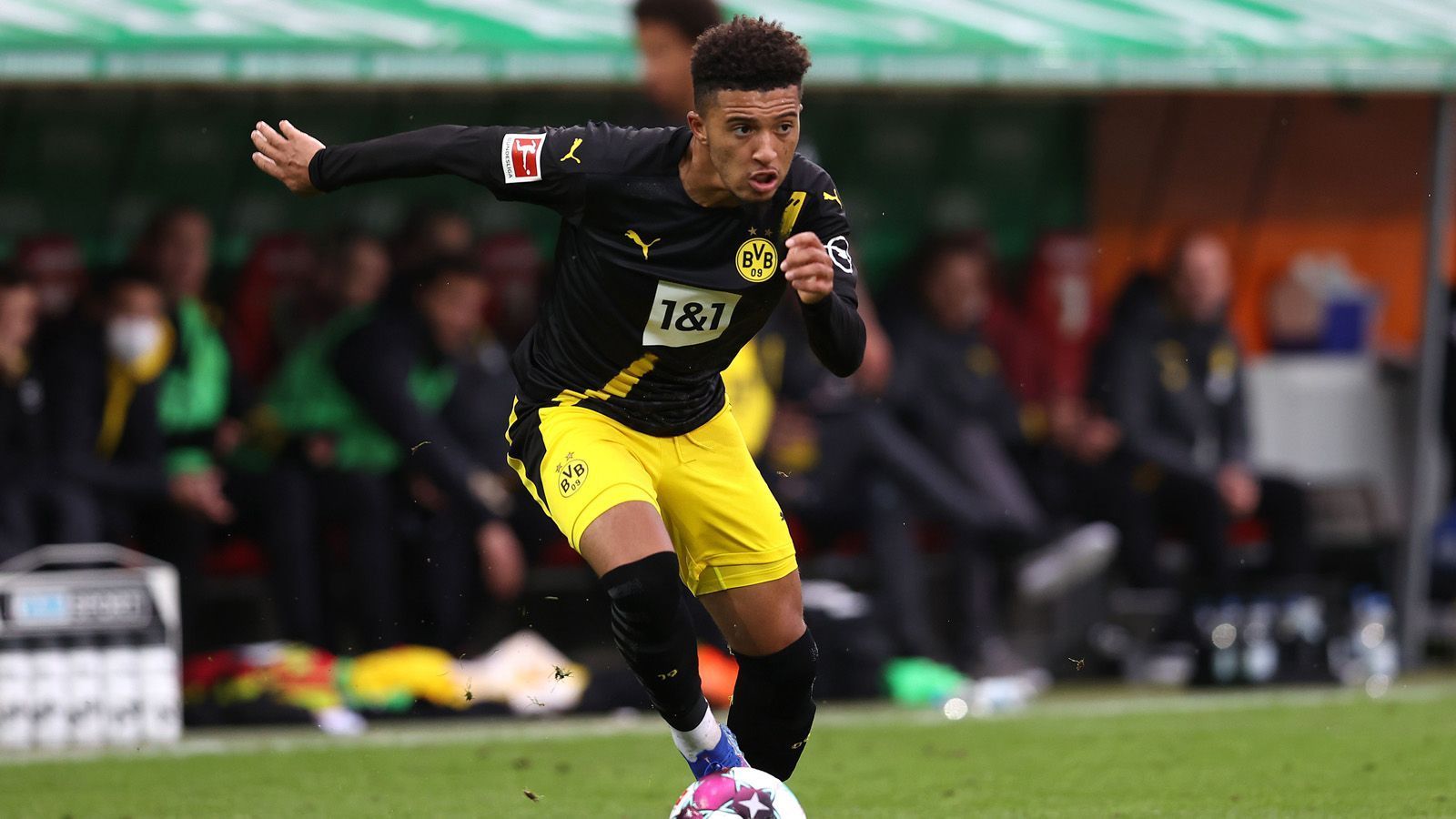 
                <strong>Jadon Sancho (Borussia Dortmund)</strong><br>
                Kaum ein potentieller Wechsel hat die Schlagzeilen im Transfersommer so bestimmt wie der des junge Dortmunders. Manchester United würde den Flügelflitzer lieber heute als morgen verpflichten. Problematisch war bis dato jedoch immer die hohe Ablöse. Der BVB verpasste Sancho ein 120-Millionen-Euro-Preisschild. United war bislang nur bereit bzw. in der Lage, 100 Millionen Euro zu zahlen. Trainer Ole Gunnar Solskjaer hofft aber bis zuletzt, dass sich der BVB in der Corona-Krise einen Ruck gibt und sich gesprächsbereit zeigt. Die Chancen stehen allerdings schlecht. Und unwohl fühlt sich der Engländer im Ruhrpott nun wirklich nicht. 
              