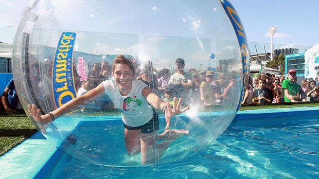 
                <strong>Wasserratte</strong><br>
                ... und in Melbourne stellt sie 2012 ihren gut ausgeprägten Gleichgewichtssinn unter Beweis. Eingeschlossen in einem großen Plastikball muss Petkovic einen Pool durchqueren und schafft dies problemlos. Dennoch bleibt 2012 durch viele Verletzungen ein verschenktes Jahr.
              
