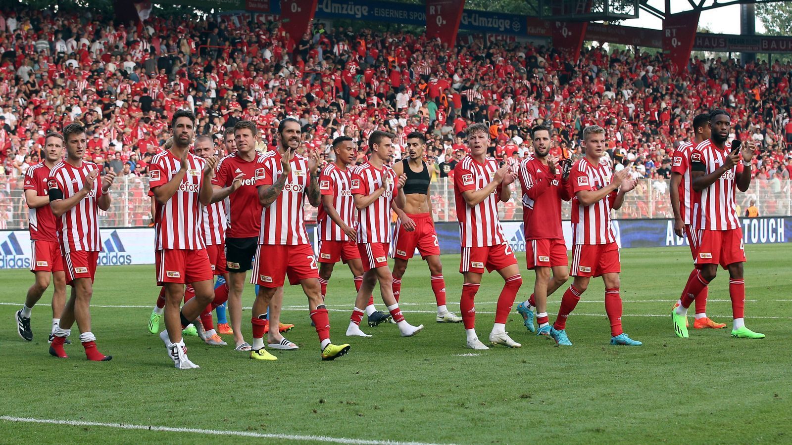 
                <strong>1. FC Union Berlin</strong><br>
                Union Berlin musste im Pokalduell beim Viertligisten Chemnitzer FC lange zittern. Kevin Behrens erlöste die Eisernen erst spät in der Verlängerung mit dem 2:1-Siegtreffer. Die Mannschaft muss sich offenbar erst noch finden - aber Neuzugang Jordan Siebatcheu (aus Bern) bewies beim 1:1 gleich seinen Torriecher. Die Dreifachbelastung könnte indes zum Problem werden - auch weil die beiden Topscorer der vergangenen Saison (Taiwo Awoniyi und Grischa Prömel) den Verein verlassen haben. Am Samstag im Stadtderby gegen Hertha BSC wäre ein Sieg gegen einen angeknockten Kontrahenten sehr willkommen.
              