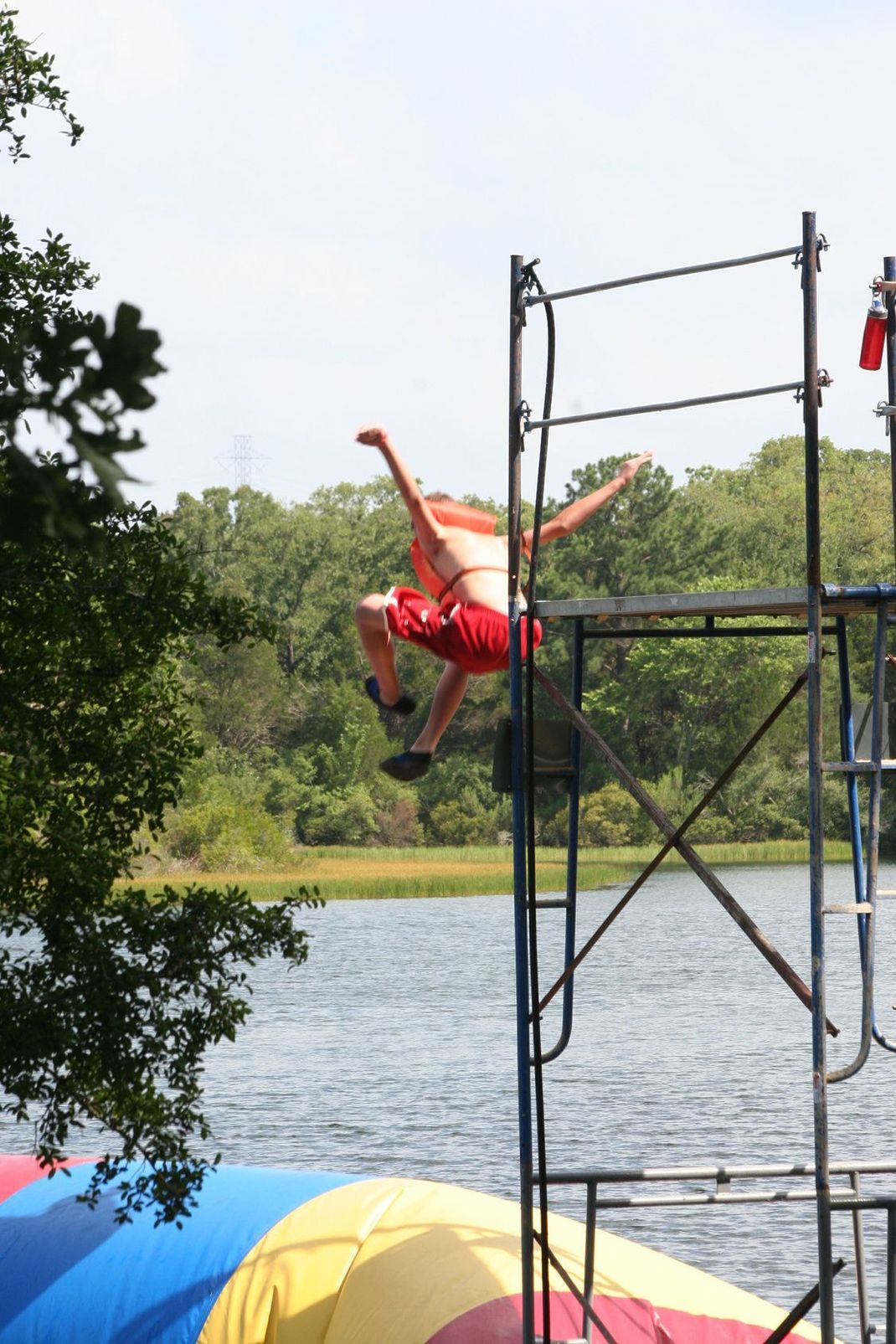 Das überdimensionale Gummikissen kommt an Badeseen oder Schwimmbädern zum Einsatz. Allerdings nur mit der entsprechenden Schutzausrüstung.