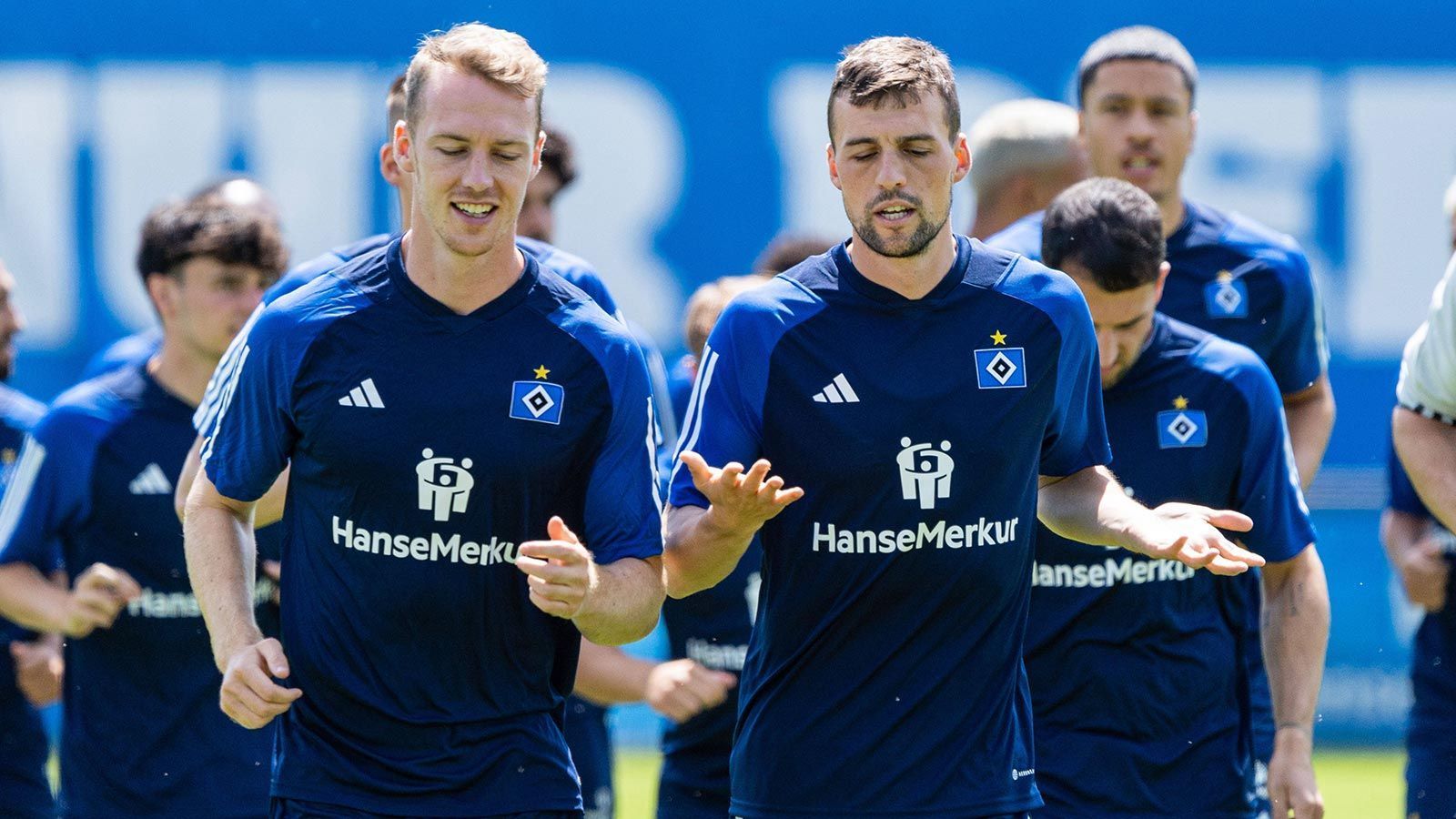 <strong>Hamburger SV: Sebastian Schonlau </strong><br>
                Sebastian Schonlau (l.) wurde zur Saison 2021/2022 von Trainer Tim Walter zum Kapitän ernannt und führt seitdem die Nordlichter, die nach dem Relegations-Drama ein weiteres Jahr in der 2. Liga verbringen müssen, mit der Binde auf das Feld.
