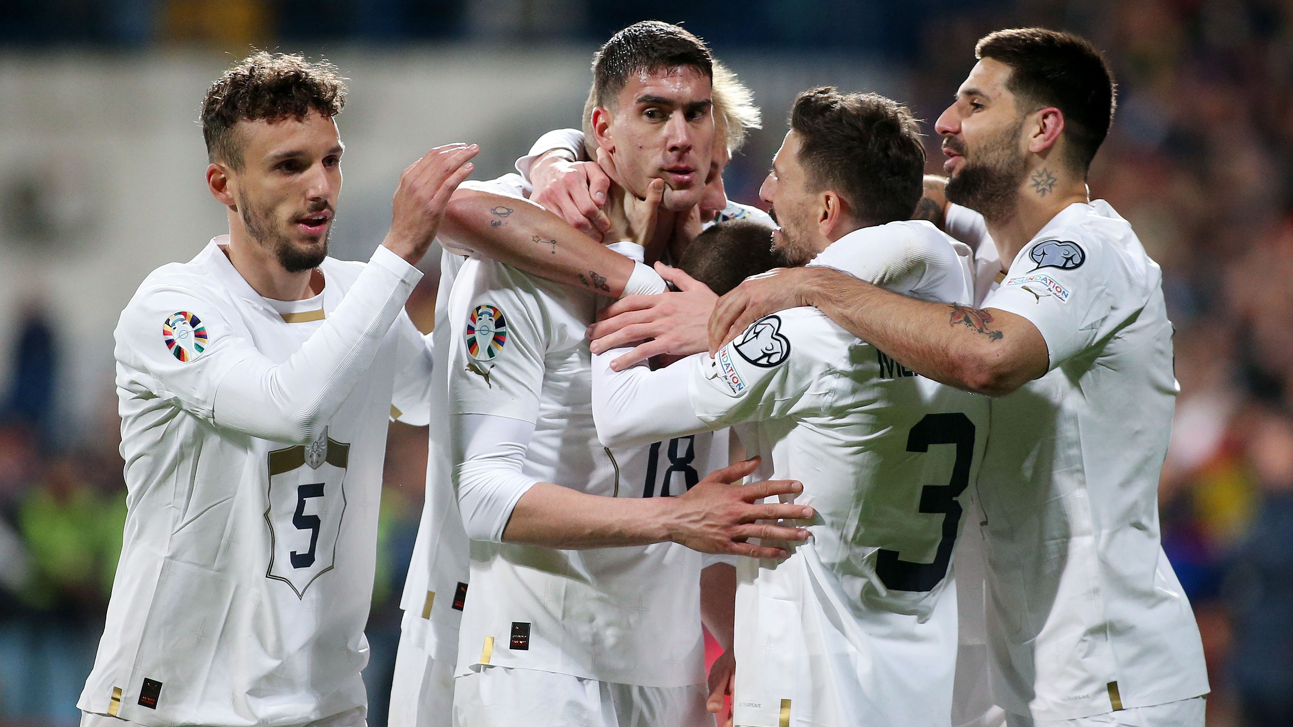 <strong>Serbien</strong><br>Die serbische Nationalmannschaft ist als 17. Team für die EM qualifiziert. Ein 2:2 gegen Bulgarien reichte am letzten Quali-Spieltag letztlich, um in Gruppe G Montenegro hinter sich zu lassen. Für Serbien ist es die erste EM-Teilnahme als eigenständiges Land.