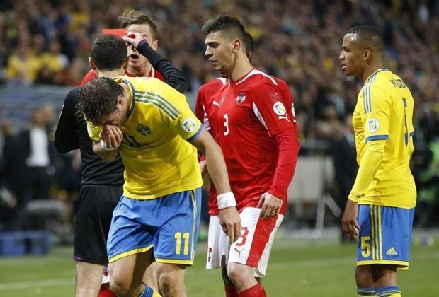 
                <strong>Marko Arnautovic vs. Johan Elmander</strong><br>
                Auch im Länderspiel gegen Schweden kann sich Marko Arnautovic nicht zusammenreißen und "attackiert" Johan Elmander. Mit den Konsequenzen der Roten Karte muss der Österreicher dann jedoch leben.
              