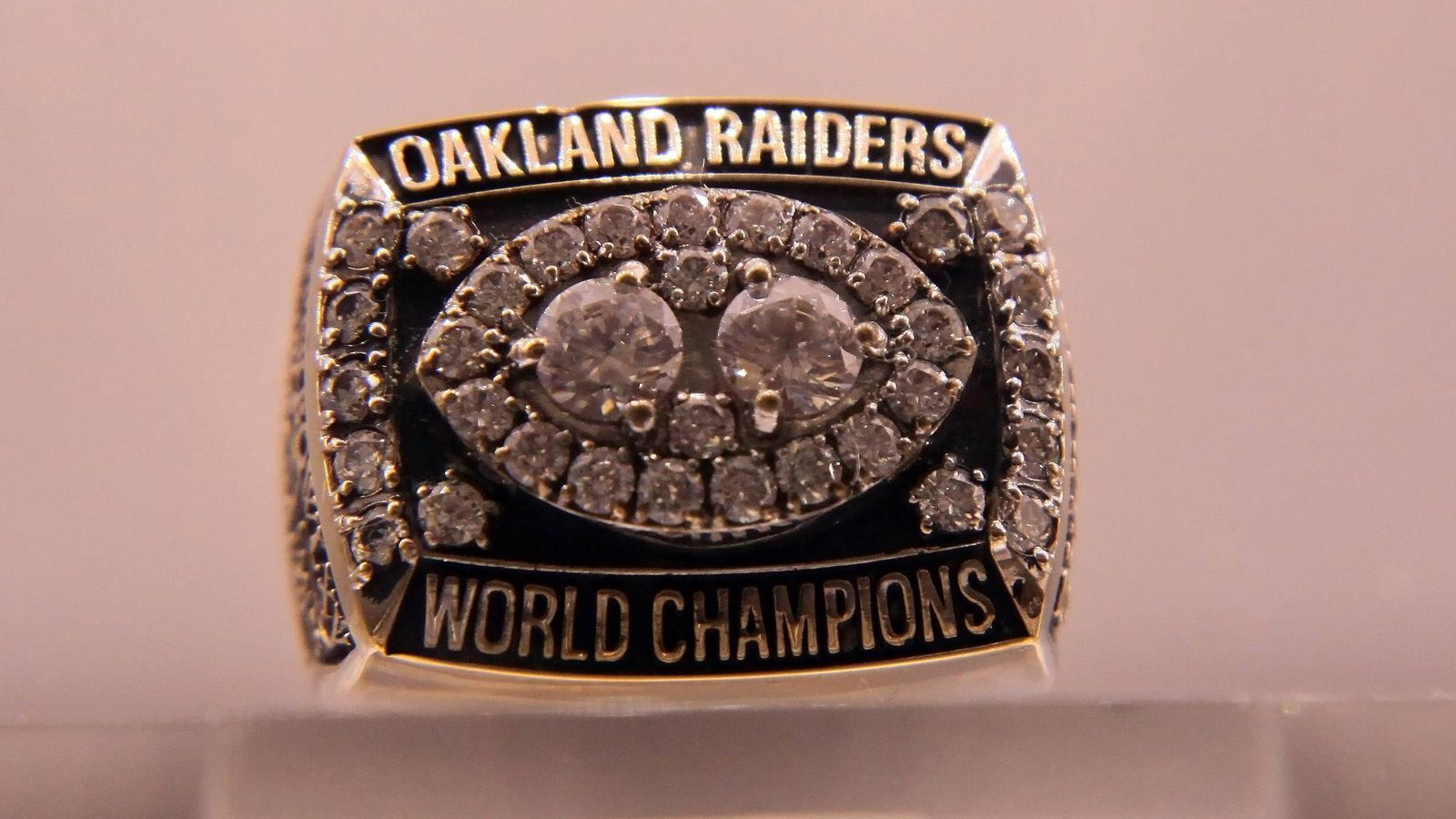 
                <strong>Super Bowl XV: Oakland Raiders vs. Philadelphia Eagles </strong><br>
                Im Januar 1981 gewannen die Oakland Raiders den Super Bowl XV durch einen 27:10-Sieg gegen die Philadelphia Eagles. In der Regular Season hatten die Eagles noch mit 10:7 die Oberhand behalten.
              