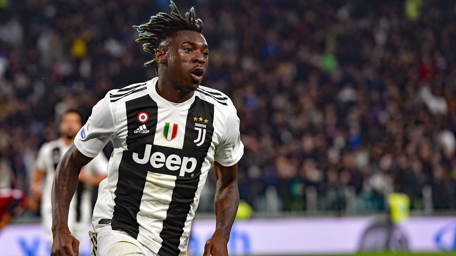 
                <strong>Moise Kean (Juventus Turin)</strong><br>
                Ja, das gibt es tatsächlich! Bei der "Alten Dame" Juventus Turin sind auch einige junge Wilde im Kader. Derjenige, um den es zuletzt die meisten Schlagzeilen gab, ist definitiv Stürmer Moise Kean. Der 19-jährige Italiener mit ivorischen Wurzeln kam zwar erst zu zehn Saison-Einsätzen, erzielte dabei aber schon sechs Treffer für den überlegenen Tabellenführer der Serie A. In Italiens Oberhaus traf Kean in den zurückliegenden drei Spielen jeweils einmal und auch in Italiens Nationalmannschaft war er in den Länderspielen im März gegen Finnland und Liechtenstein in der Startelf und gleich als Torschütze erfolgreich. Gegen Ajax darf das Juve-Juwel wohl auch wieder mit ein paar Einsatzminuten als Joker rechnen.
              